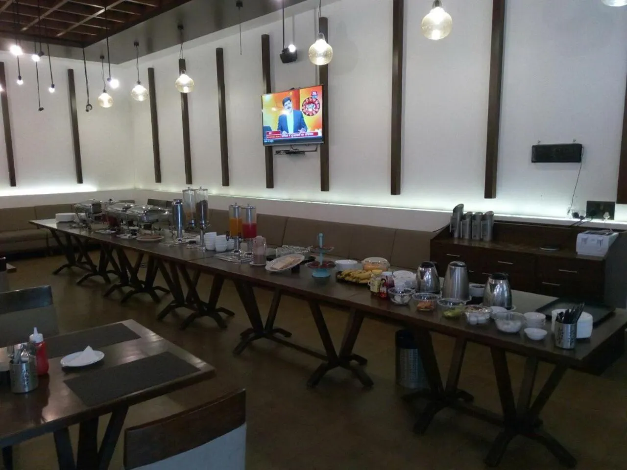 Restaurant/places to eat in Hotel Aram