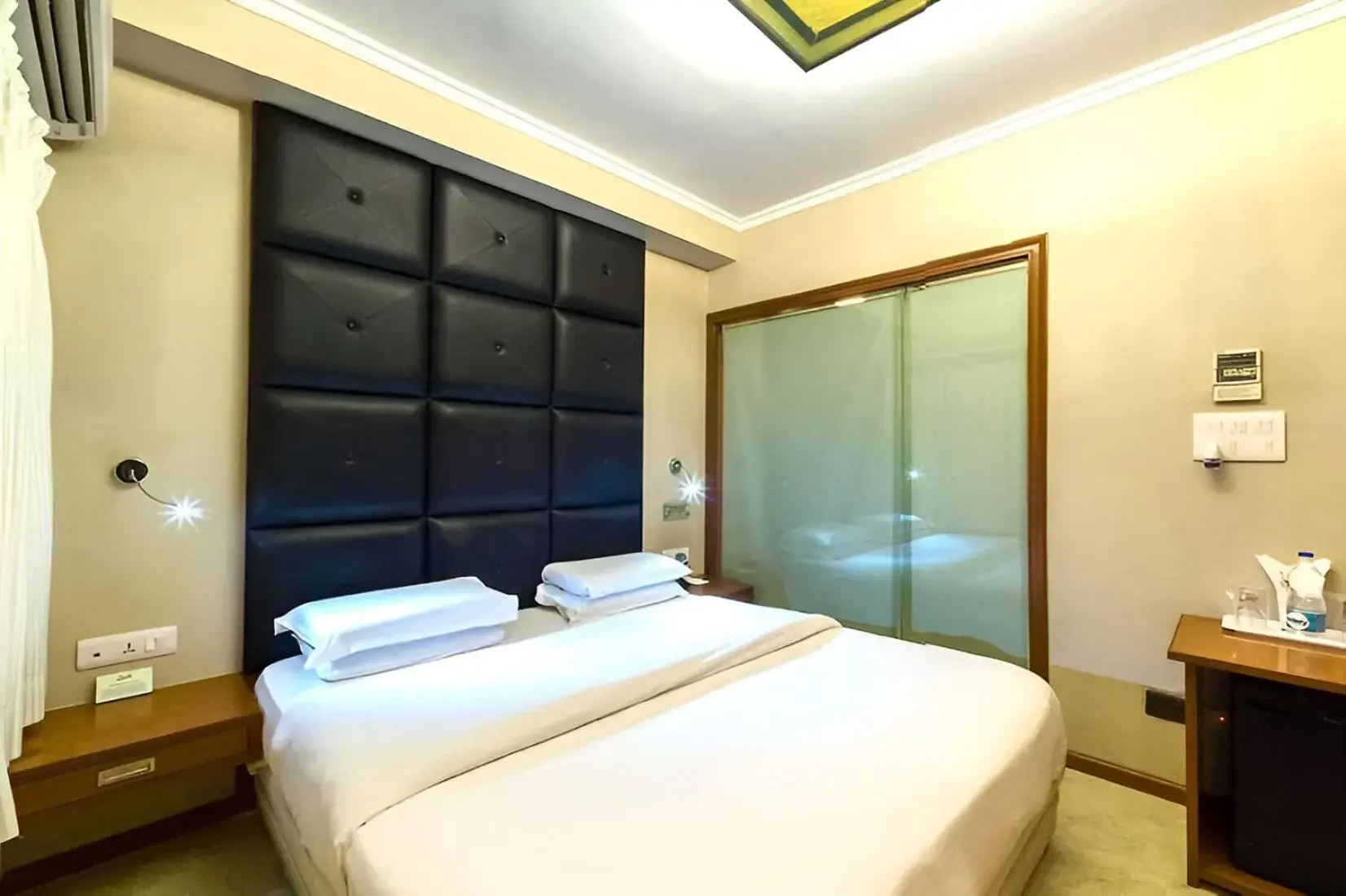 Super Deluxe Room - 10% off on laundry and Early check-in (upto 4 hrs) and Late Checkout ( upto 3 hrs) on availability in Hotel Aram Super Deluxe Room - 10% off on laundry and Early check-in (upto 4 hrs) and Late Checkout ( upto 3 hrs) on availability in Hotel Aram