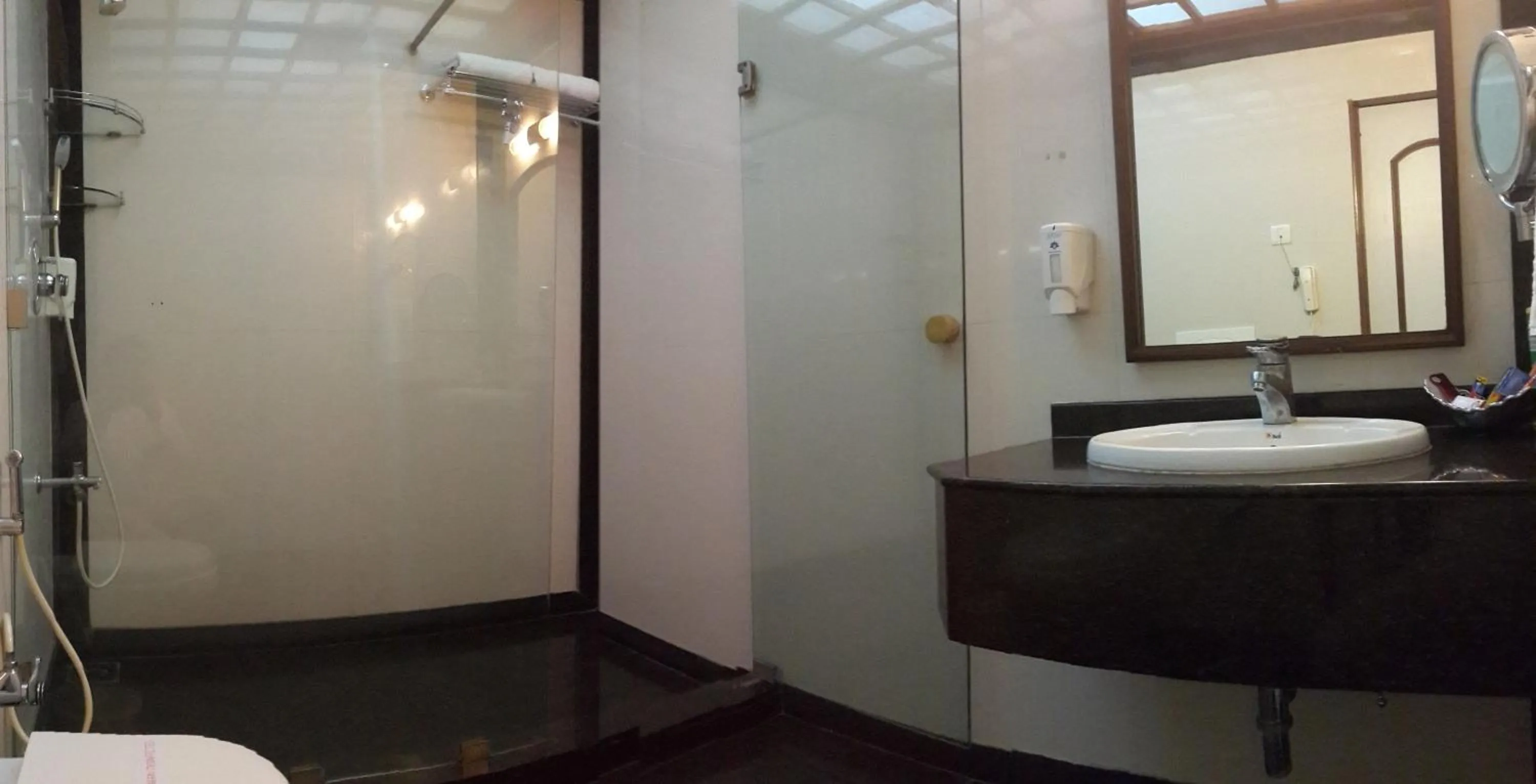 Bathroom in Hotel Aram