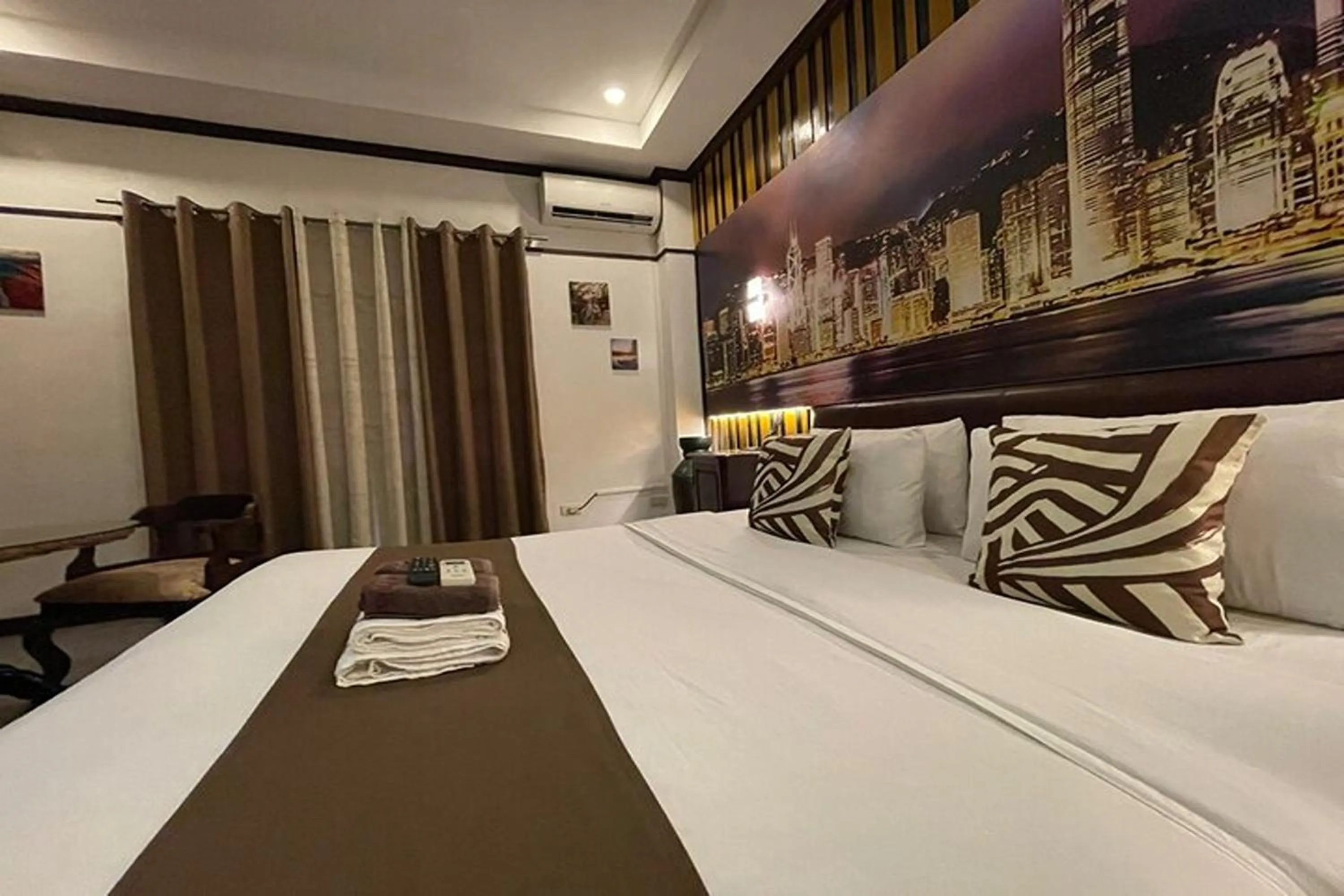 Bed in Angeles Palace Hotel