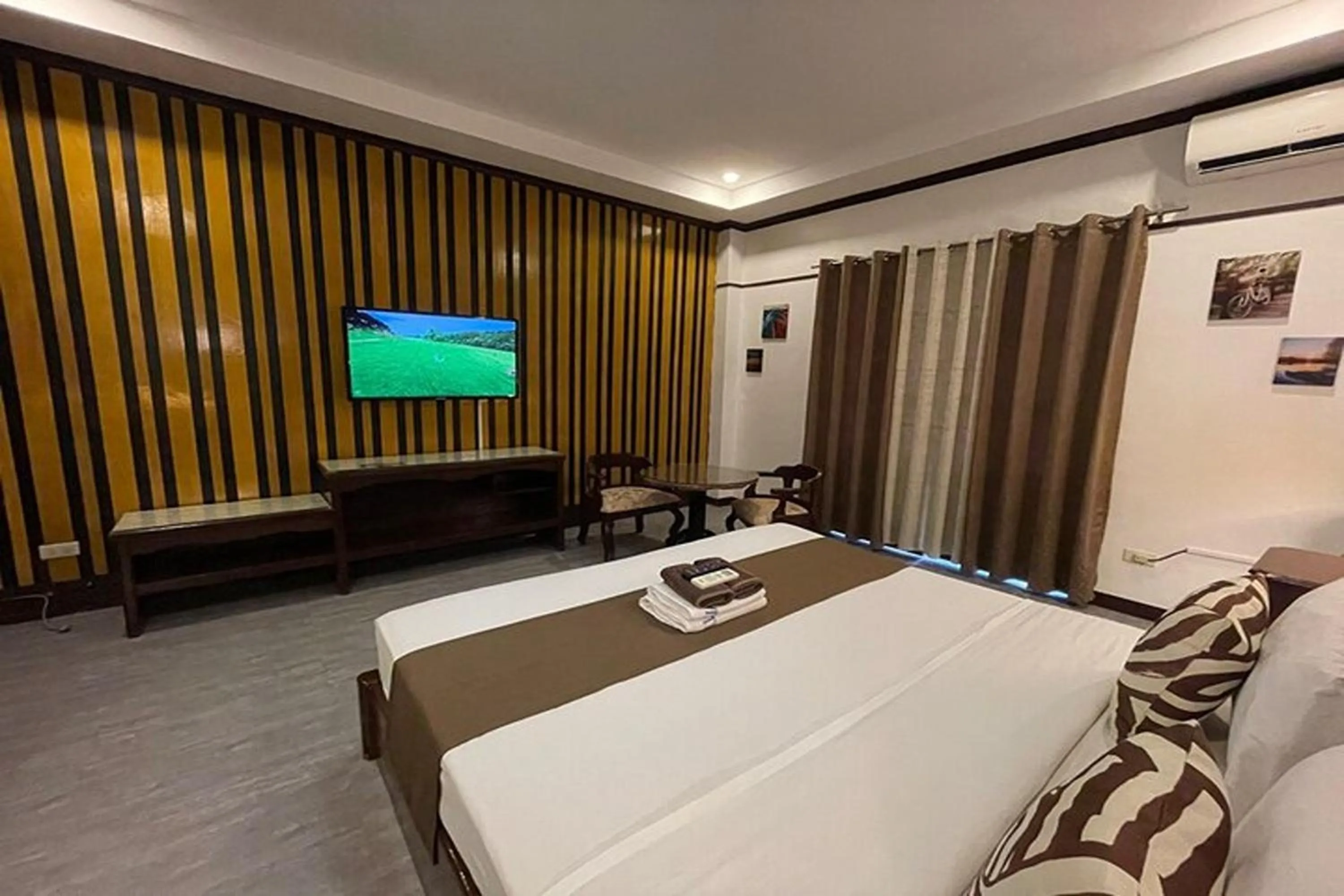 Bedroom, Bed in Angeles Palace Hotel