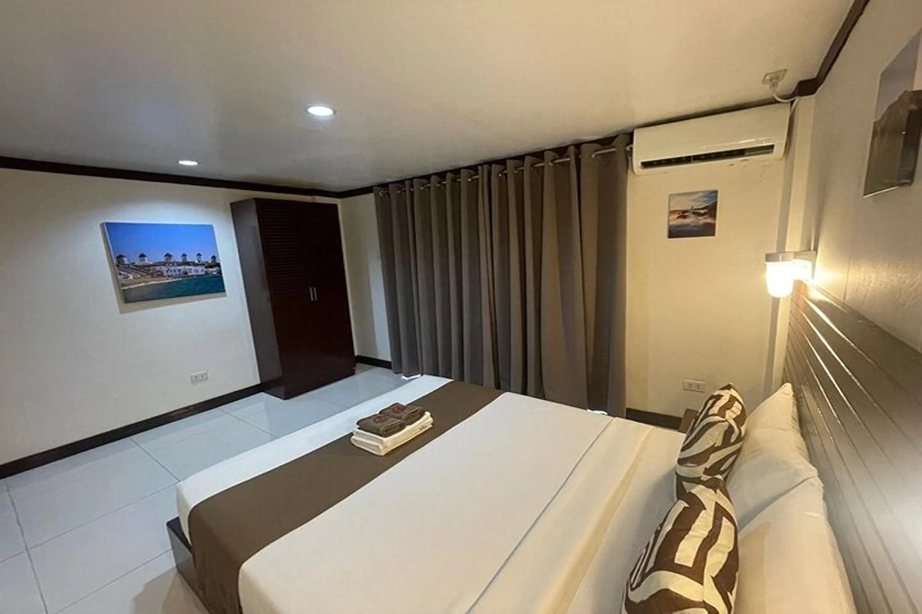 Bedroom, Bed in Angeles Palace Hotel