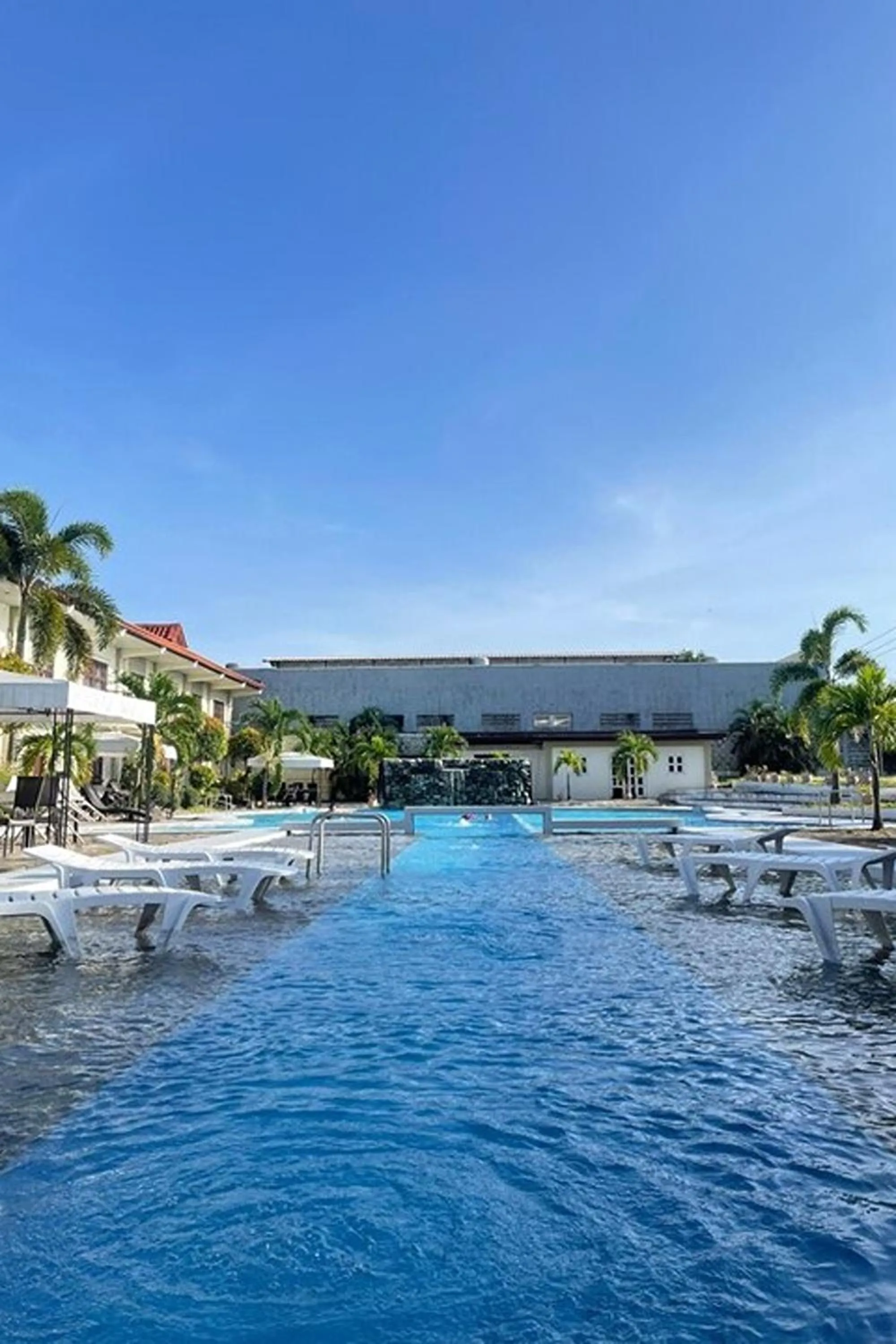 Swimming pool in Angeles Palace Hotel