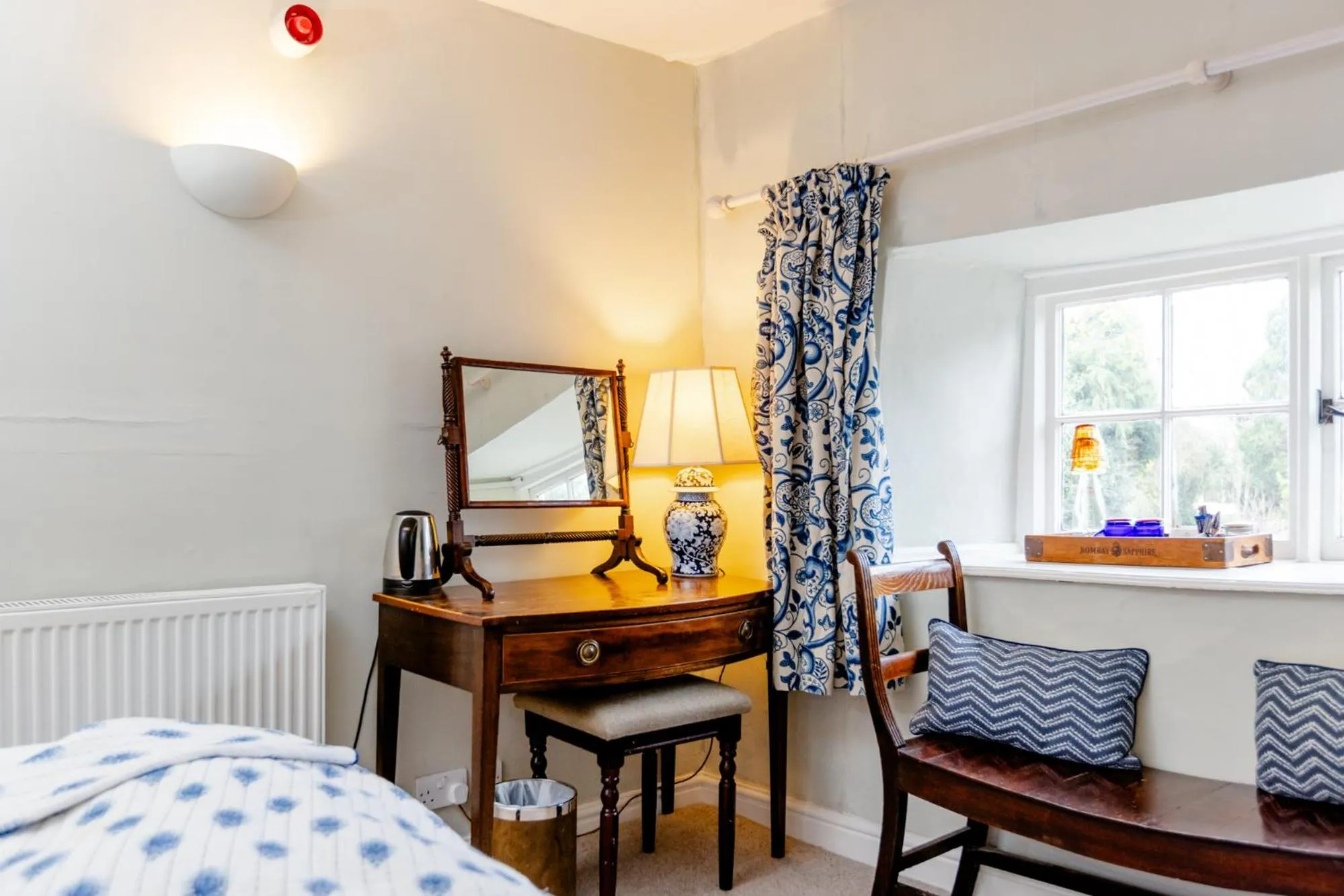 Seating area, Bed in The White Horse Inn