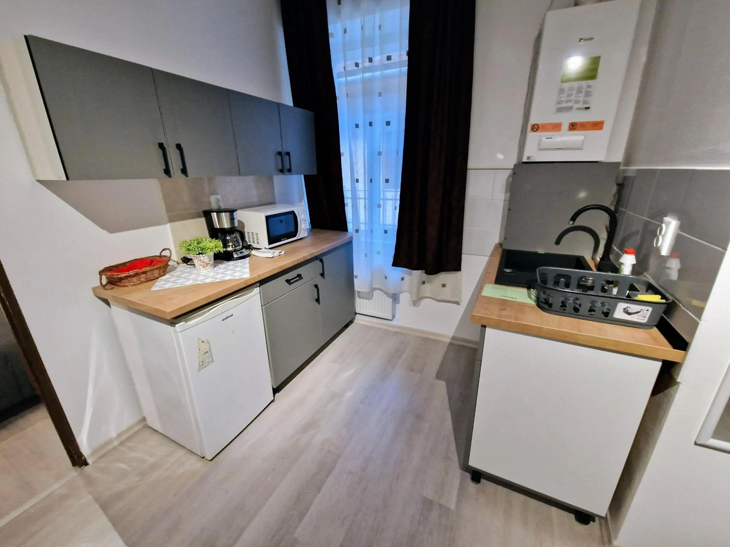 Kitchen or kitchenette in Main Square Apartments & More