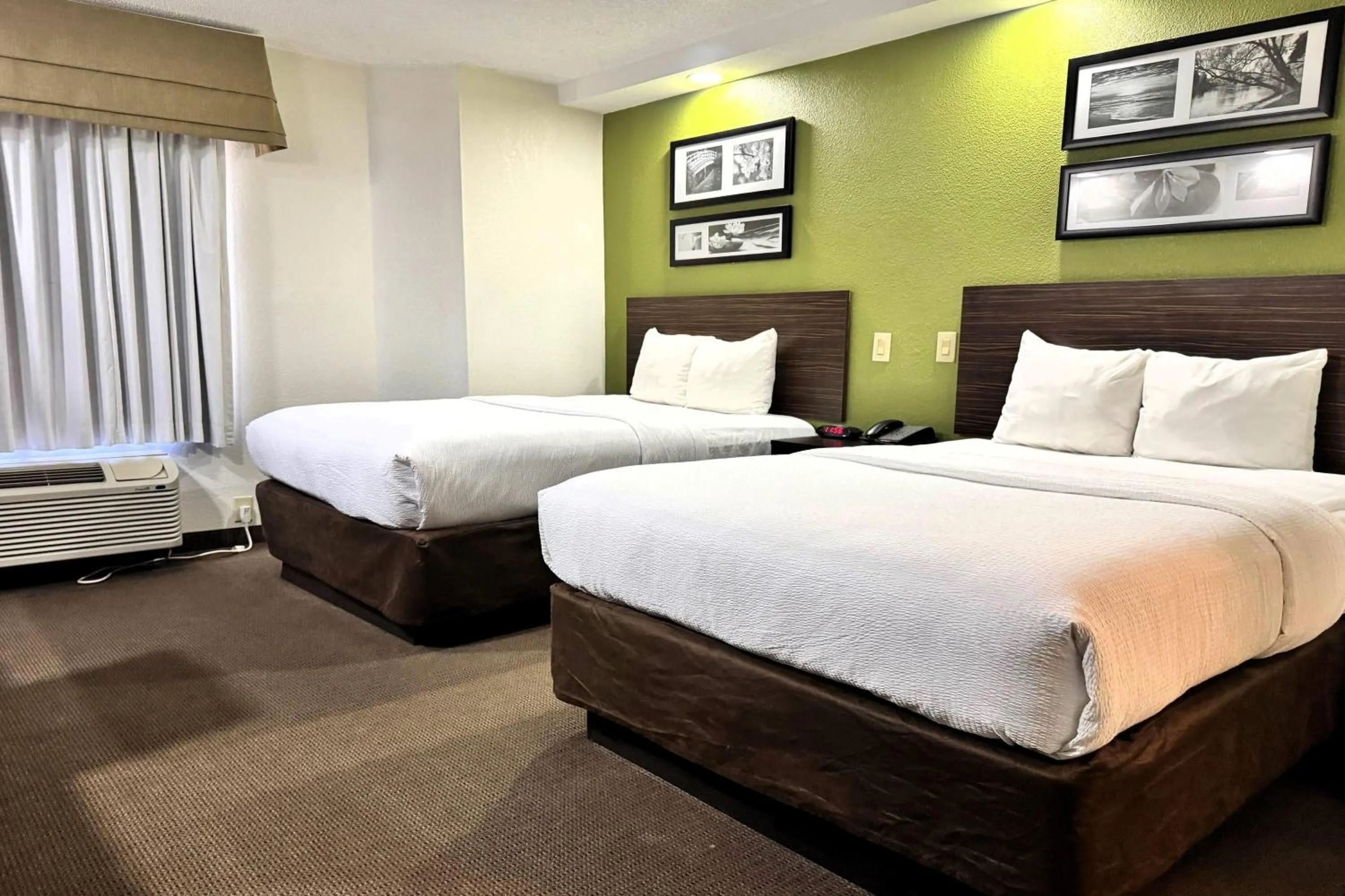 Photo of the whole room, Bed in Travelodge by Wyndham