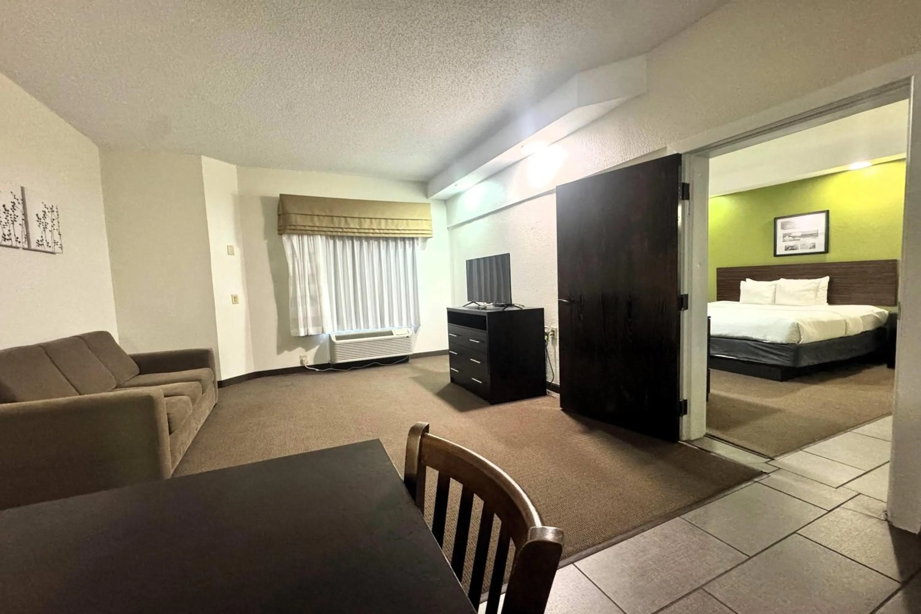 Photo of the whole room, Bed in Travelodge by Wyndham