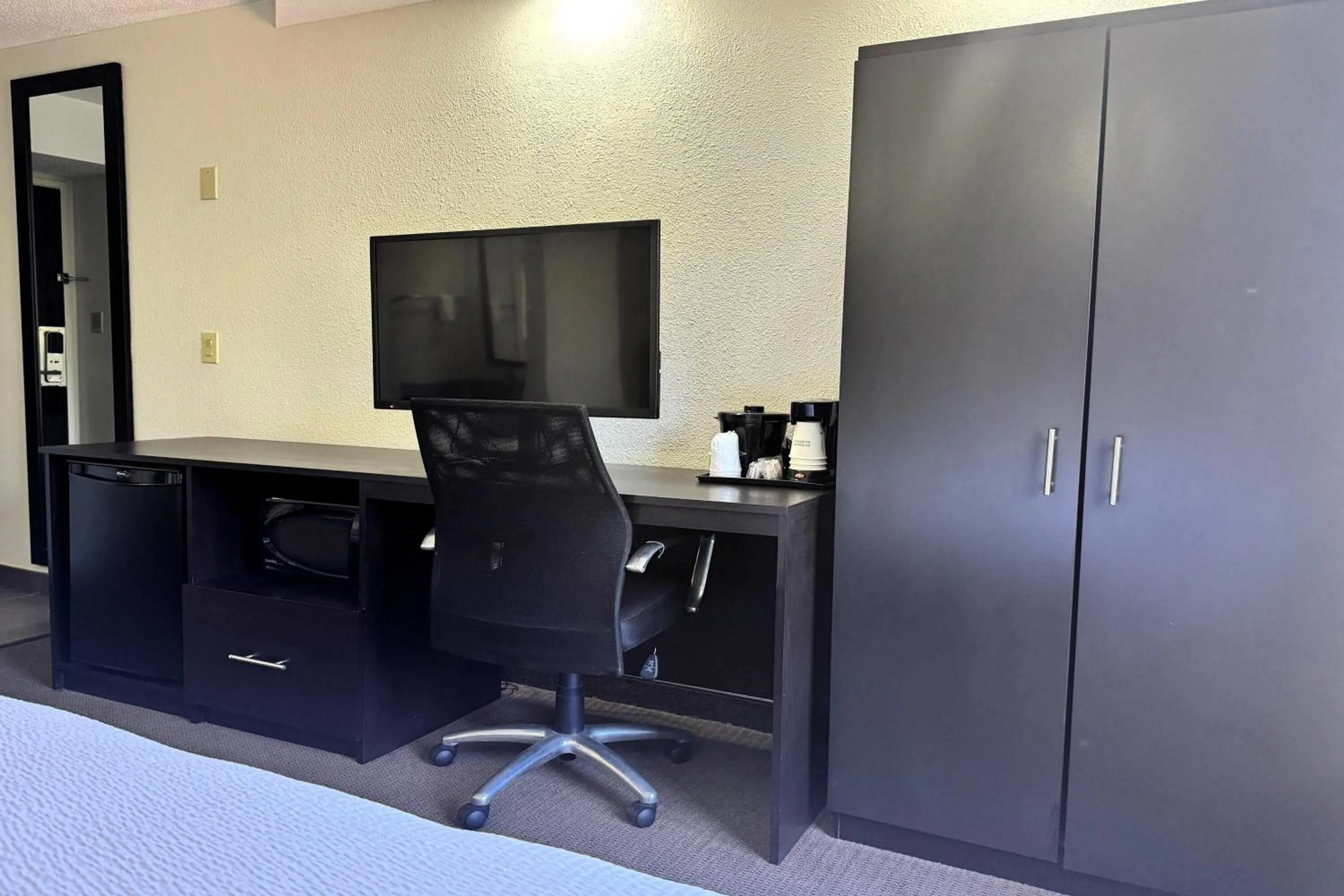 Photo of the whole room in Travelodge by Wyndham