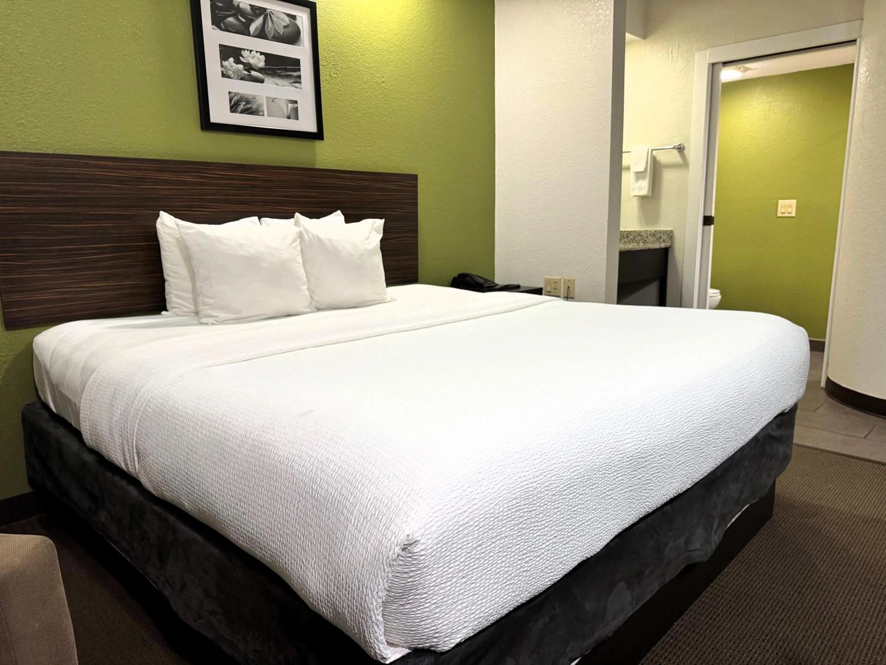 Bedroom, Bed in Travelodge by Wyndham