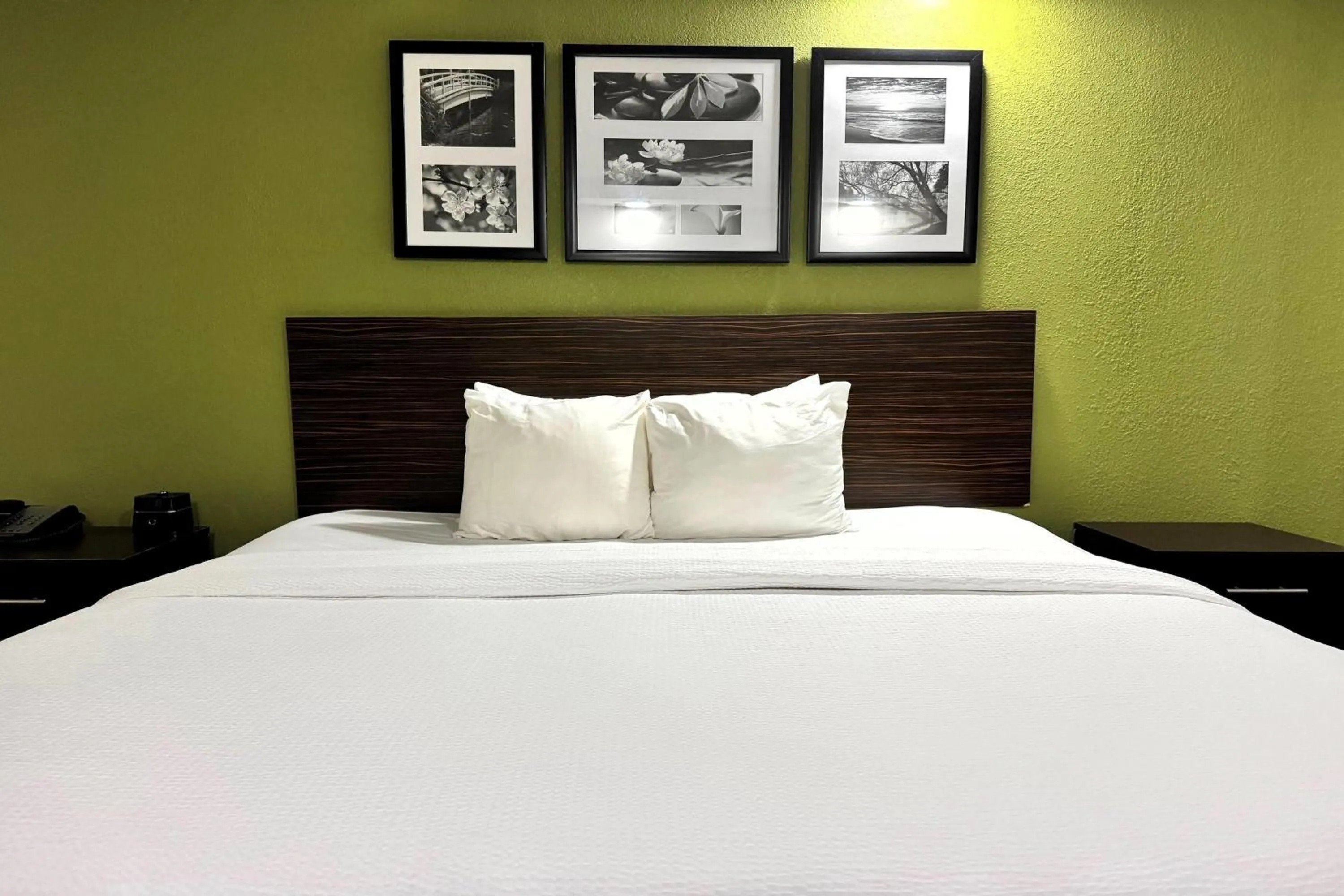 Photo of the whole room, Bed in Travelodge by Wyndham