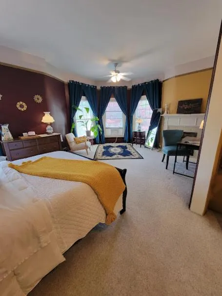 Bedroom, Bed in The Kings Throne Inn and Guest House