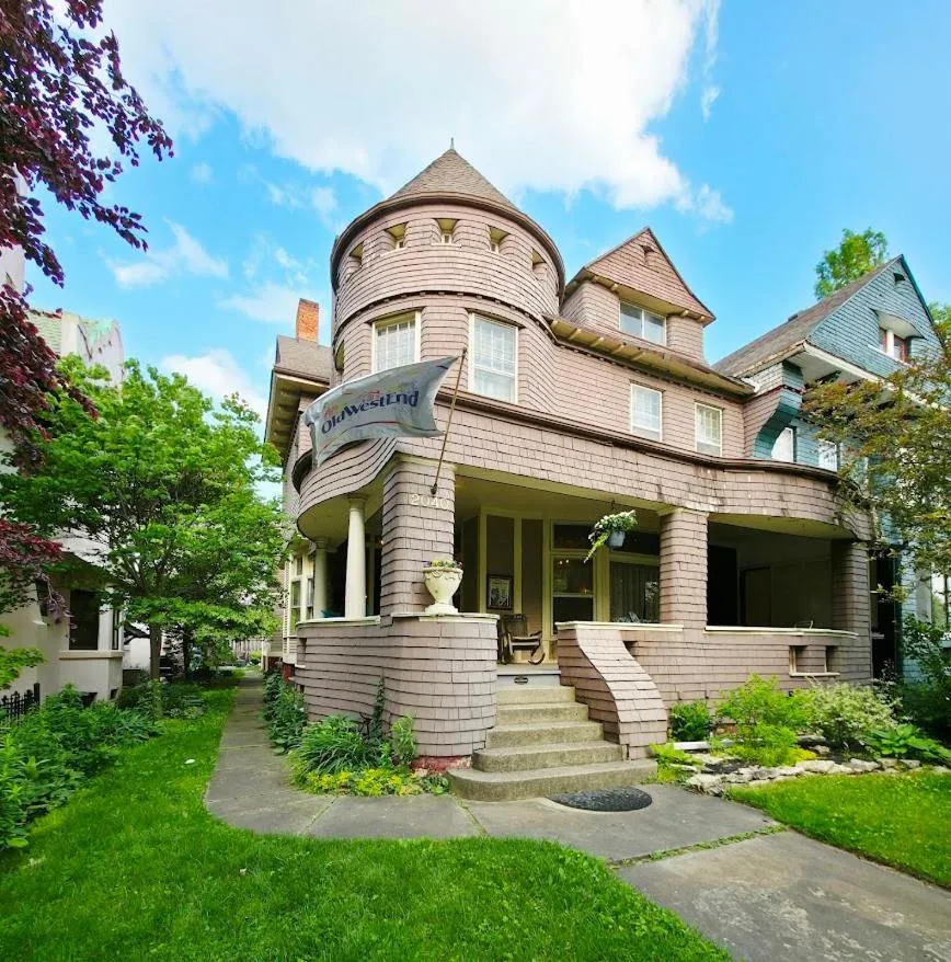 The Kings Throne Inn and Guest House