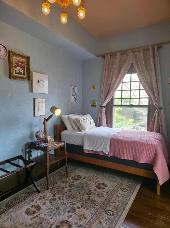 Bedroom, Bed in The Kings Throne Inn and Guest House