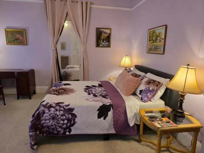 Queen Room with Shared Bathroom in The Kings Throne Inn and Guest House Queen Room with Shared Bathroom in The Kings Throne Inn and Guest House