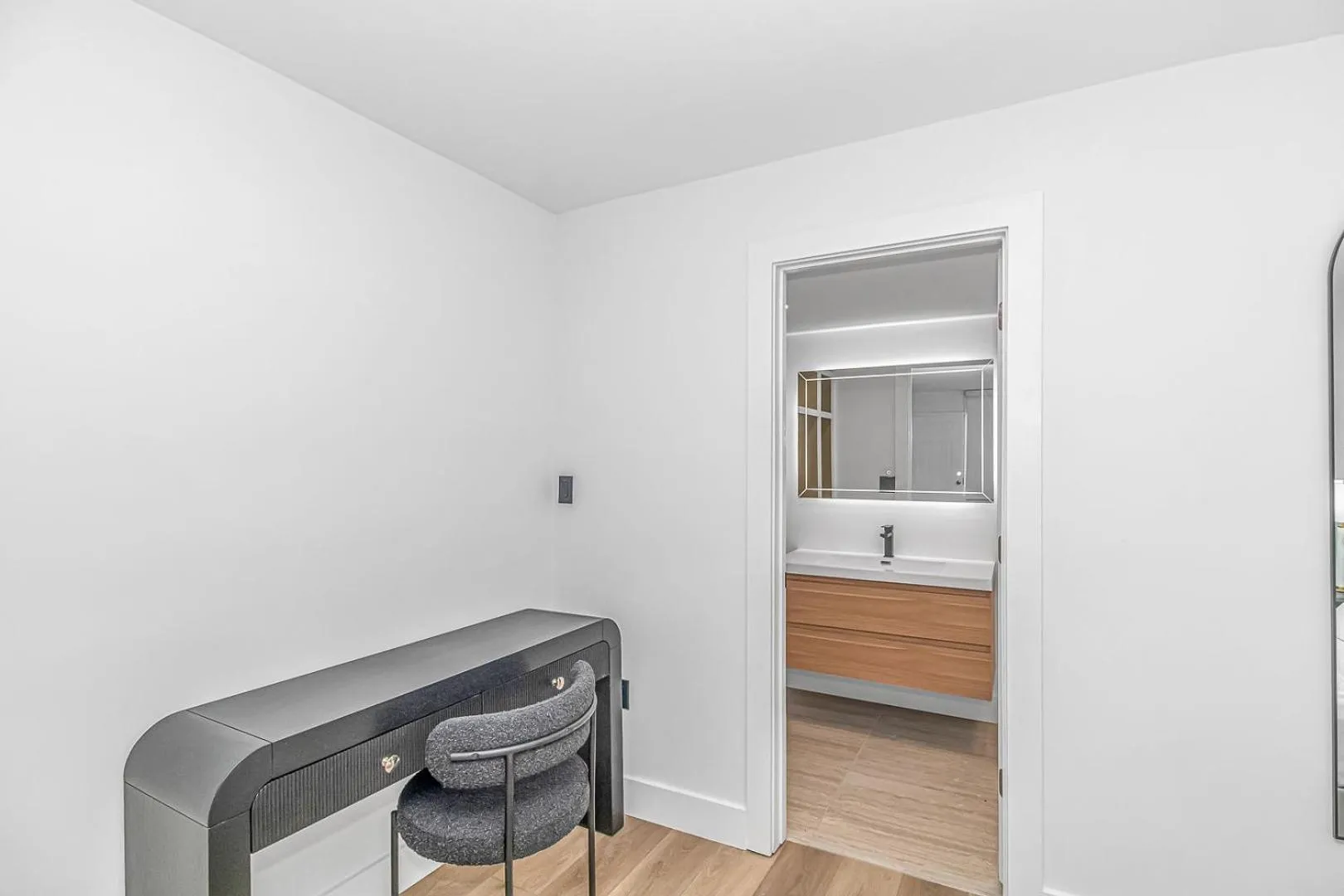 Bathroom, Bed in Fifth and Ocean