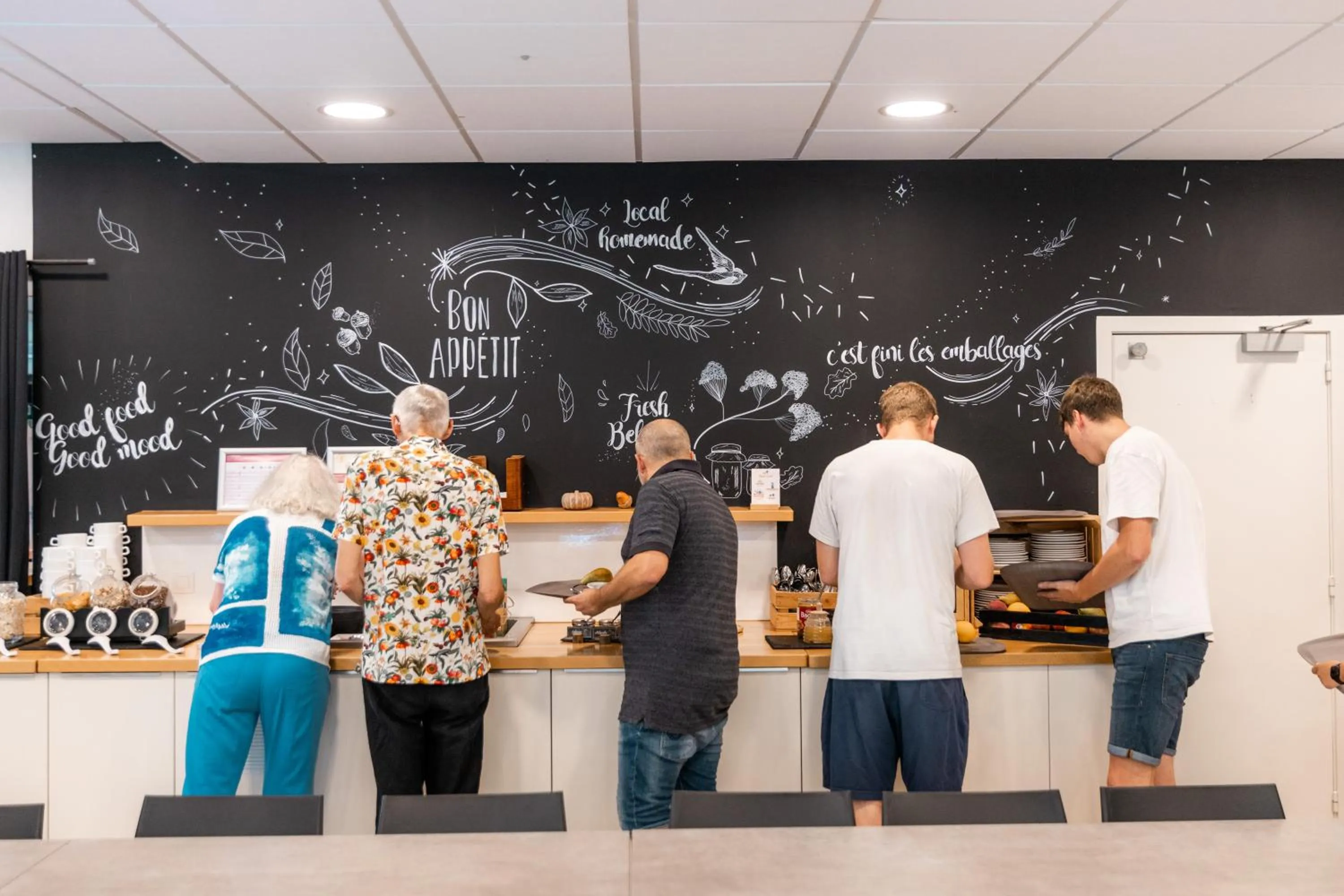 Buffet breakfast in Auberge de Jeunesse de La Roche - Champlon