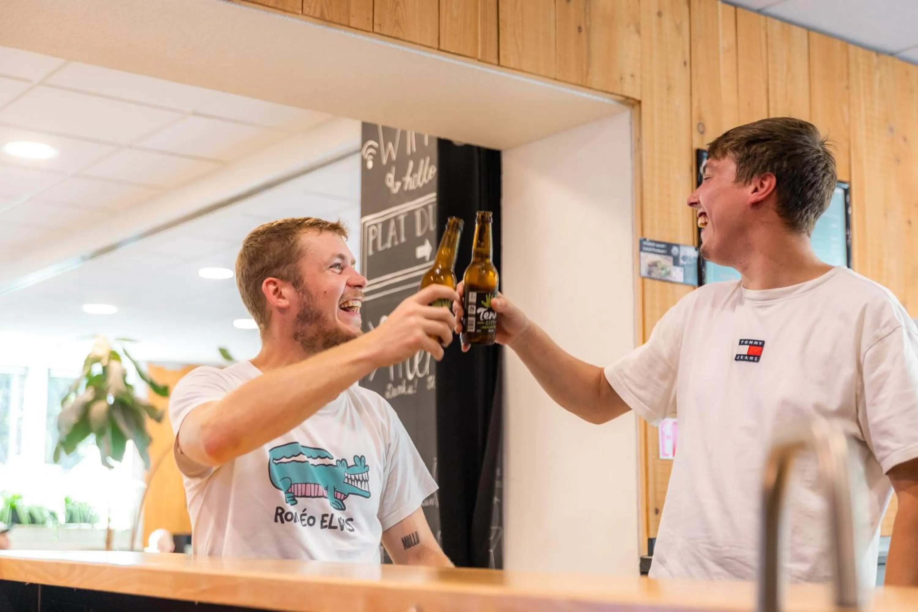 Lounge or bar in Auberge de Jeunesse de La Roche - Champlon