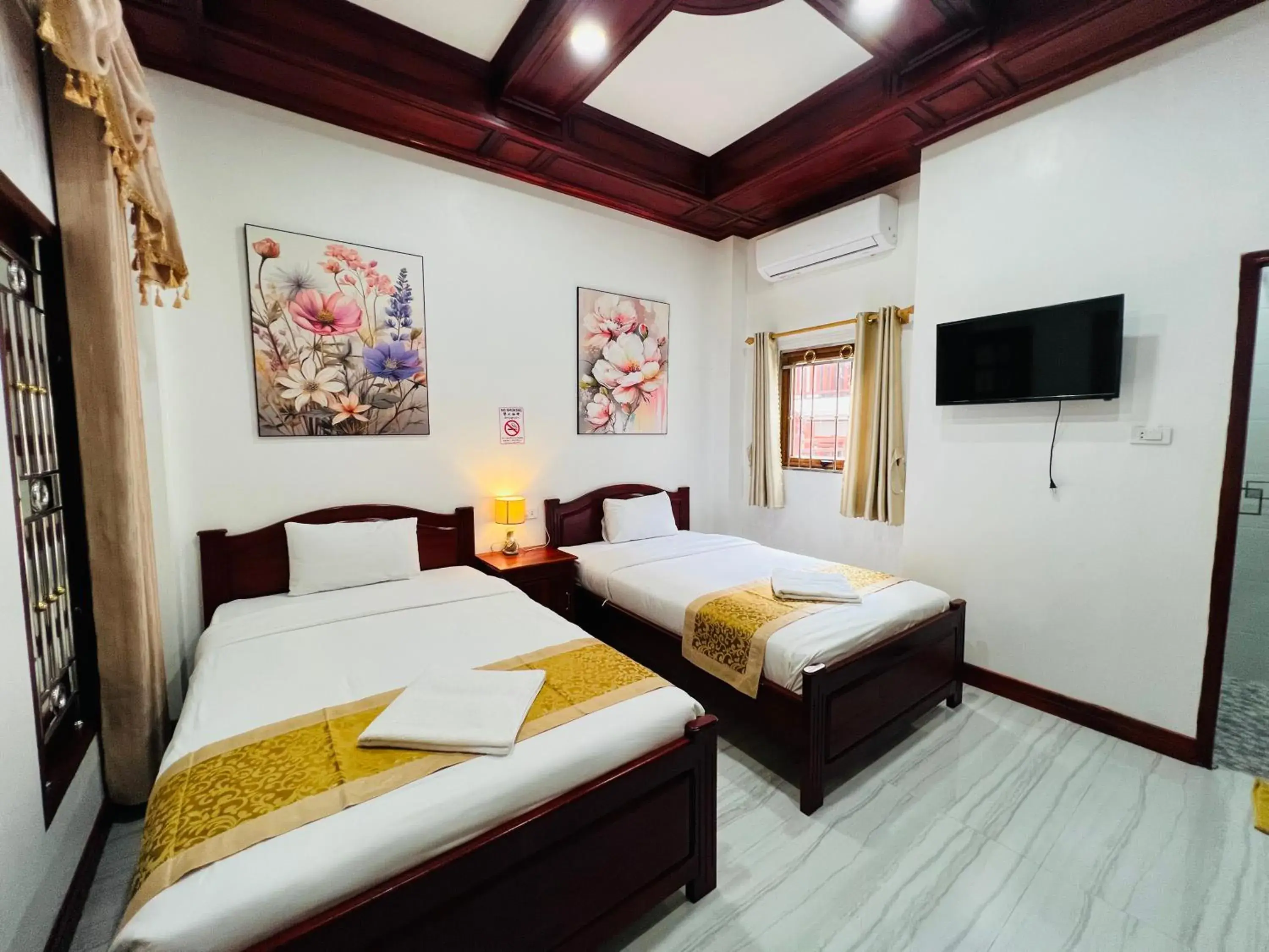 Superior Twin Room in PhaiLin Hotel Superior Twin Room in PhaiLin Hotel