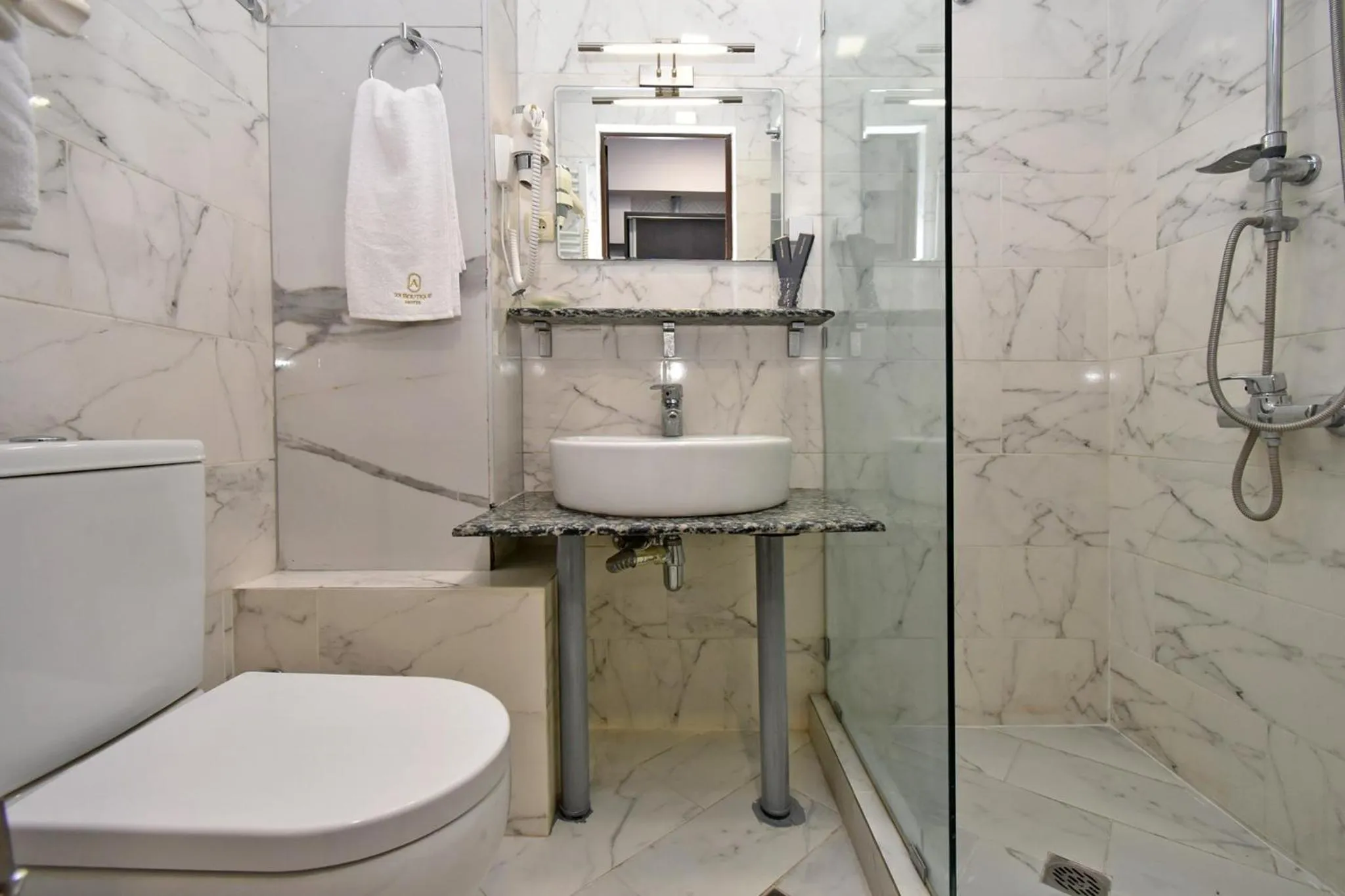 Shower in Avenue 23 Boutique Hotel