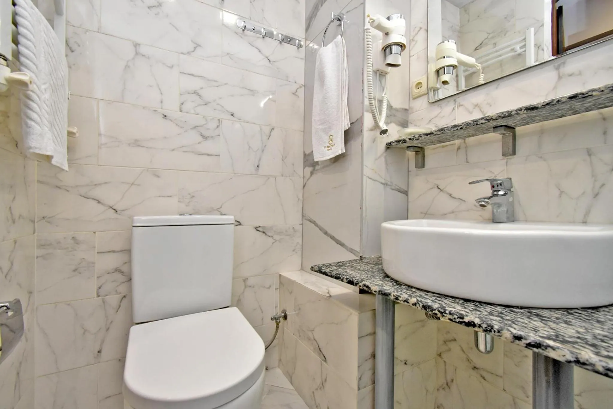 Shower in Avenue 23 Boutique Hotel