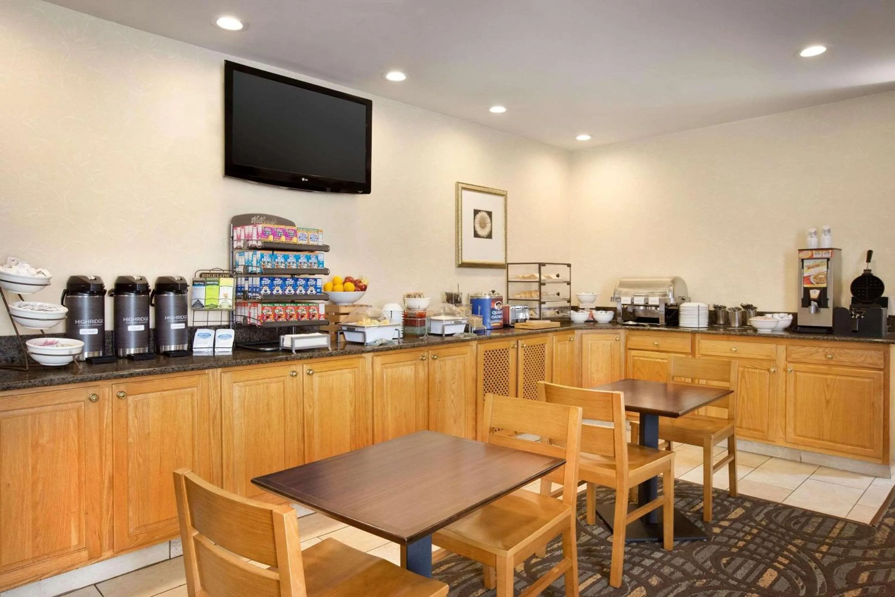 Breakfast in Country Inn & Suites by Radisson, Lexington, VA