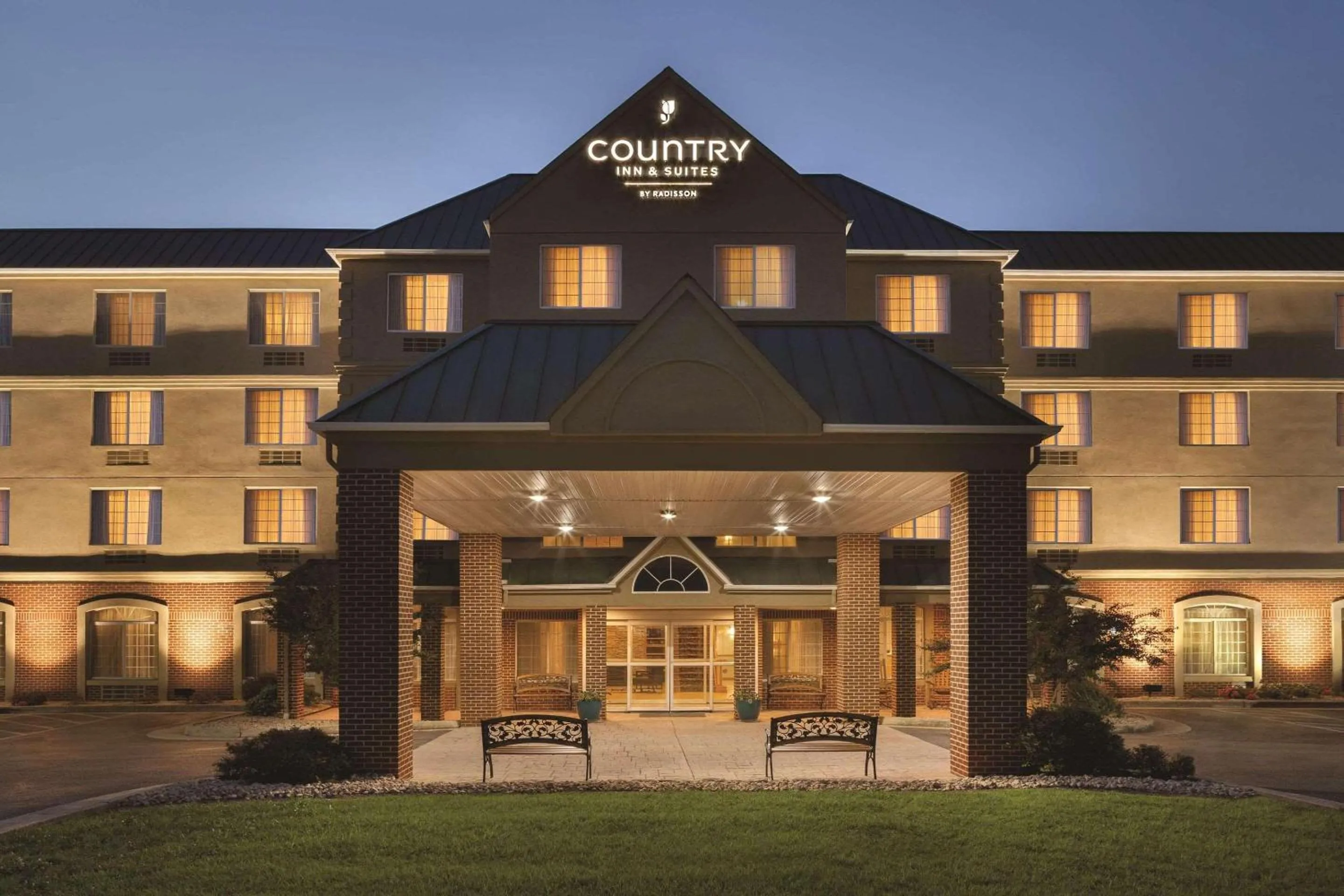 Property building in Country Inn & Suites by Radisson, Lexington, VA
