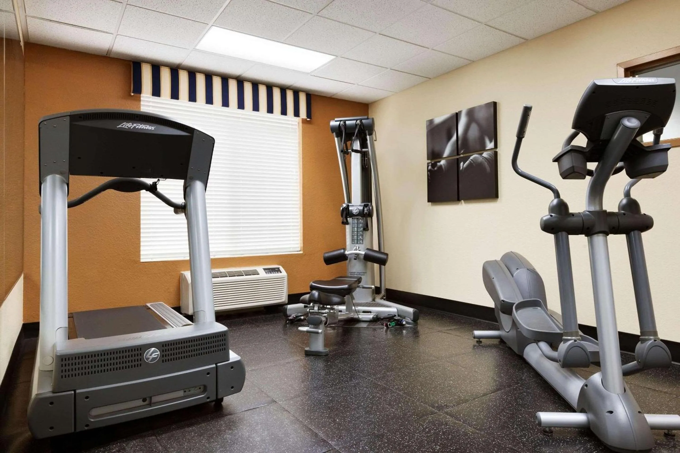 Fitness centre/facilities in Country Inn & Suites by Radisson, Lexington, VA