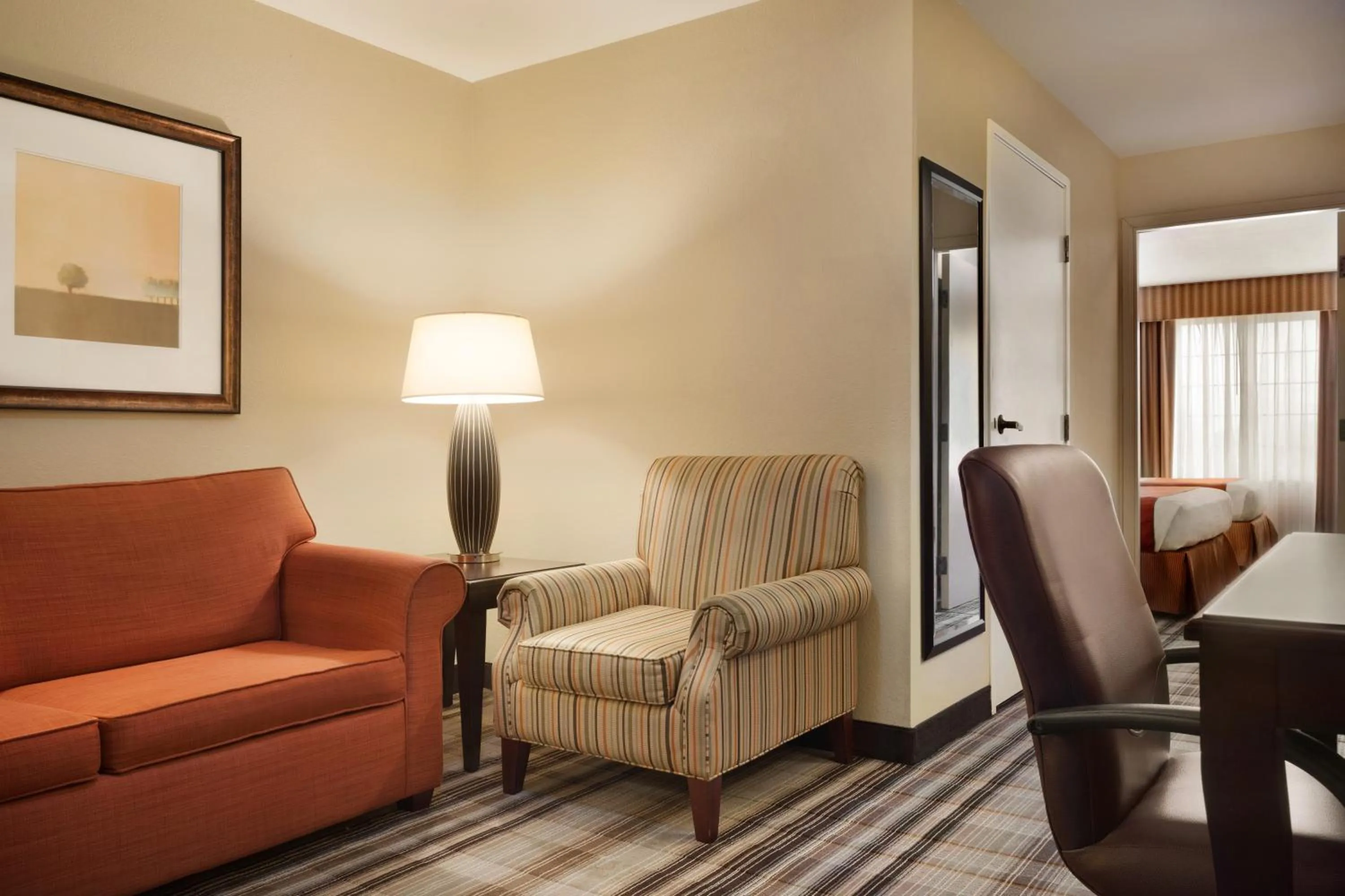 Living room in Country Inn & Suites by Radisson, Lexington, VA