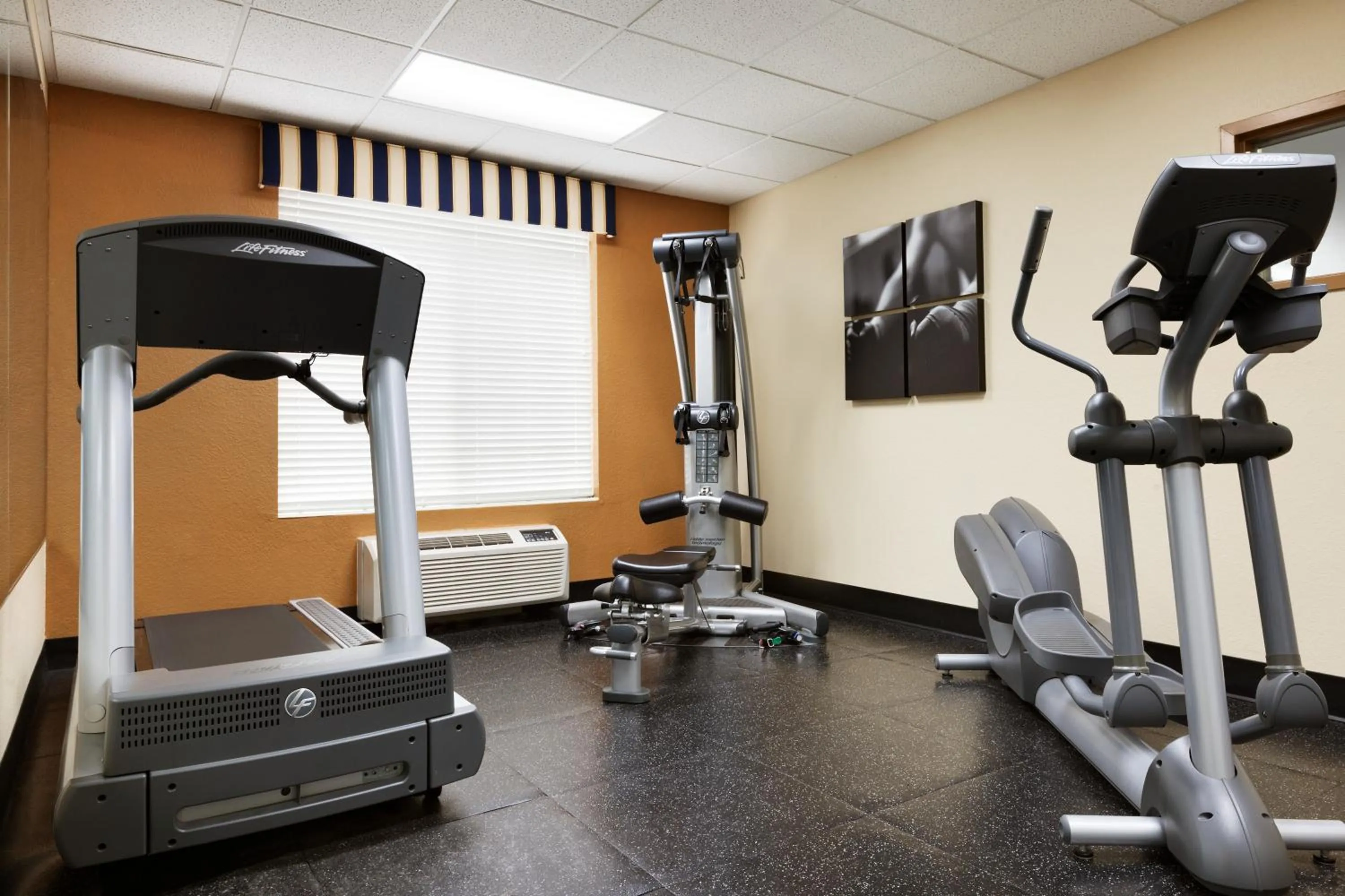 Fitness centre/facilities in Country Inn & Suites by Radisson, Lexington, VA