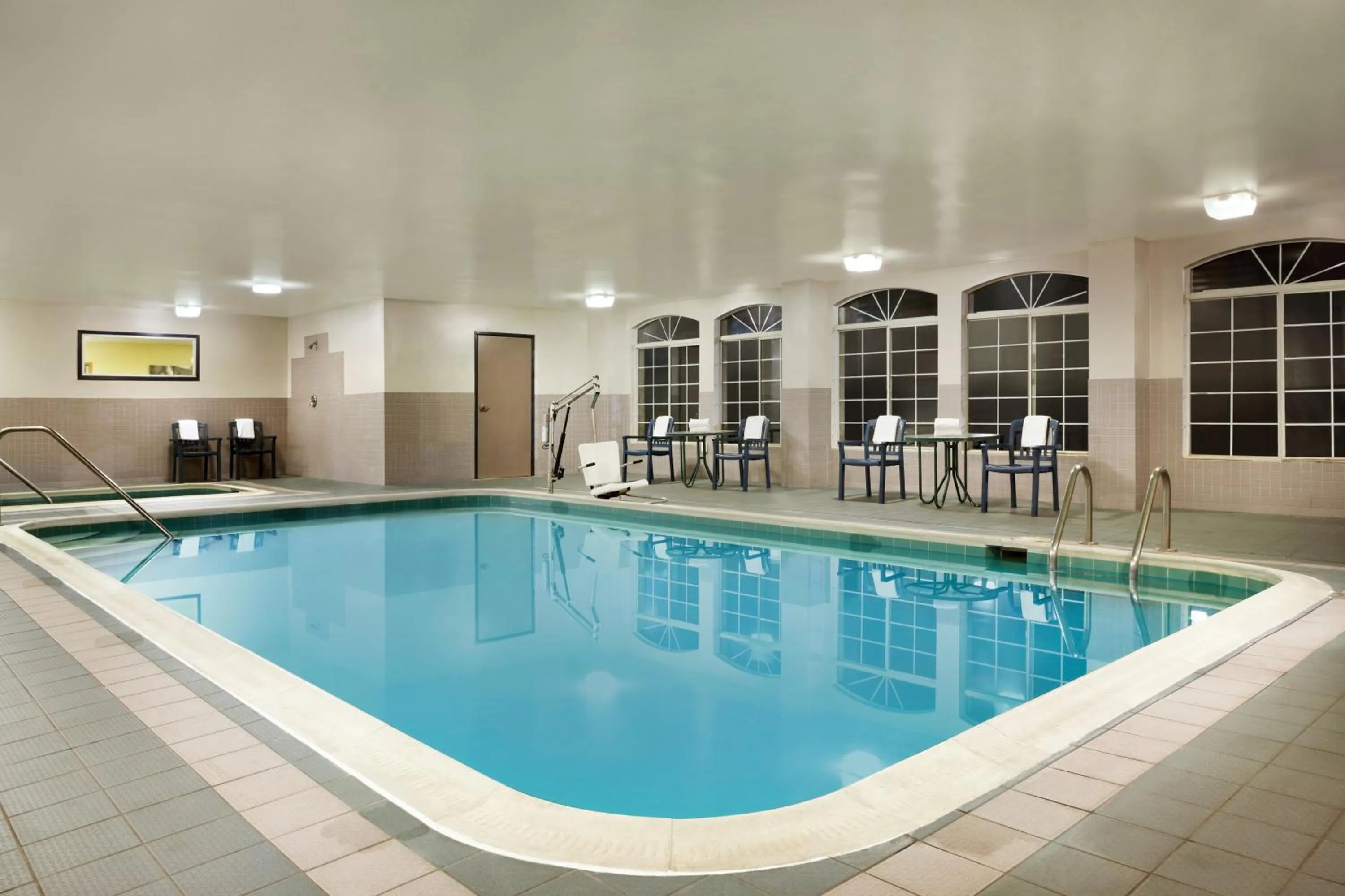 Hot Tub in Country Inn & Suites by Radisson, Lexington, VA