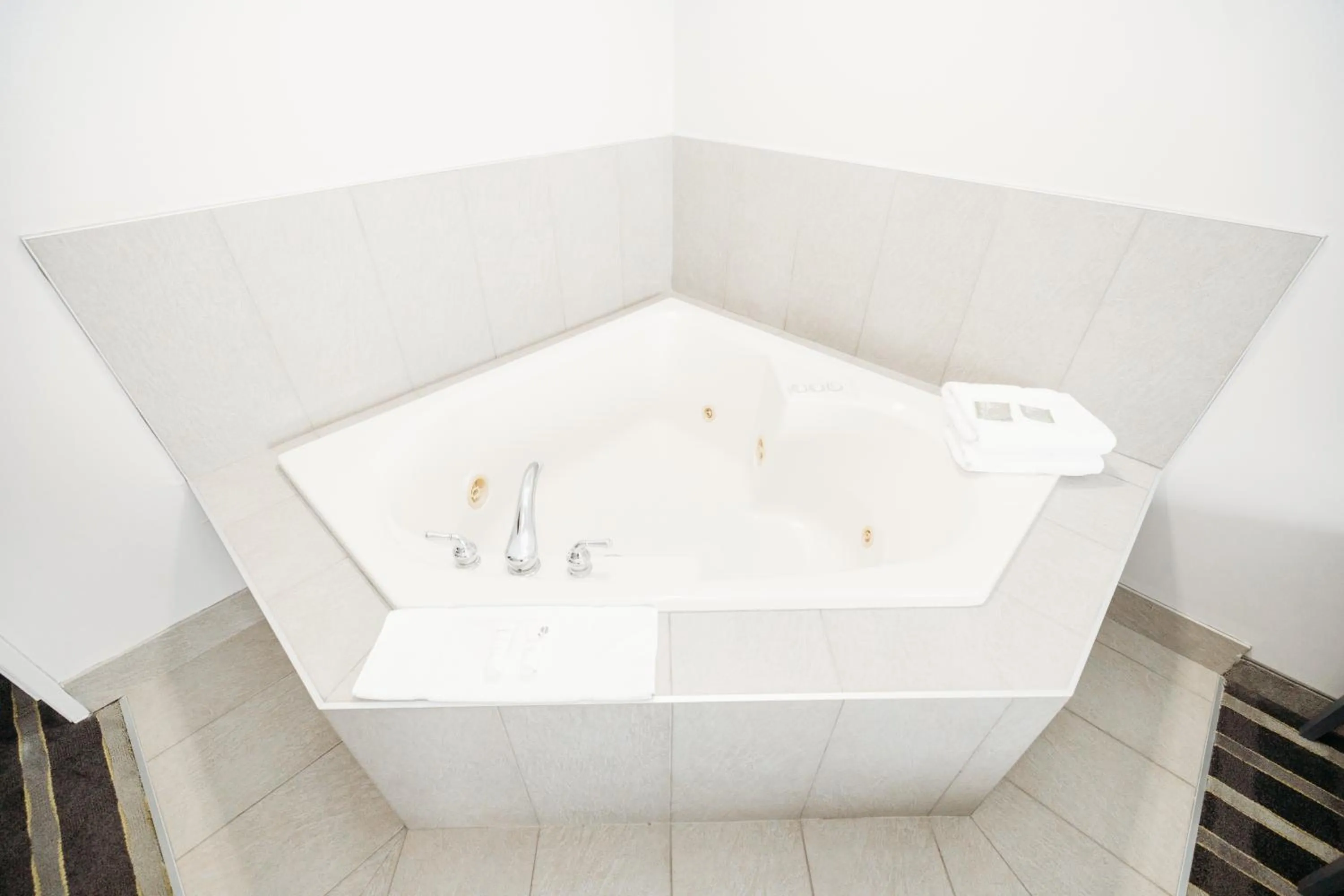 Hot Tub in Parkview Inn & Suites, Lancaster Amish Country, PA