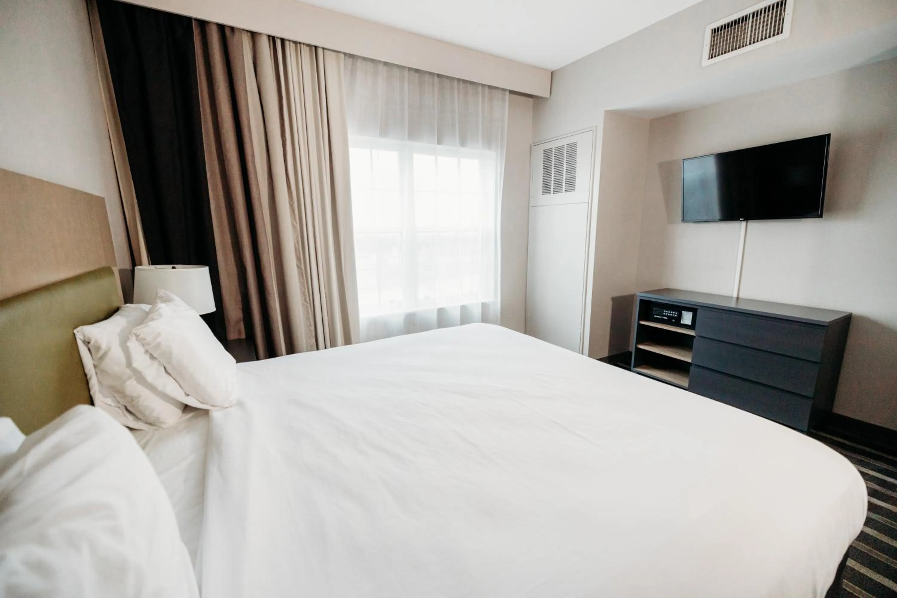 Bedroom, Bed in Parkview Inn & Suites, Lancaster Amish Country, PA