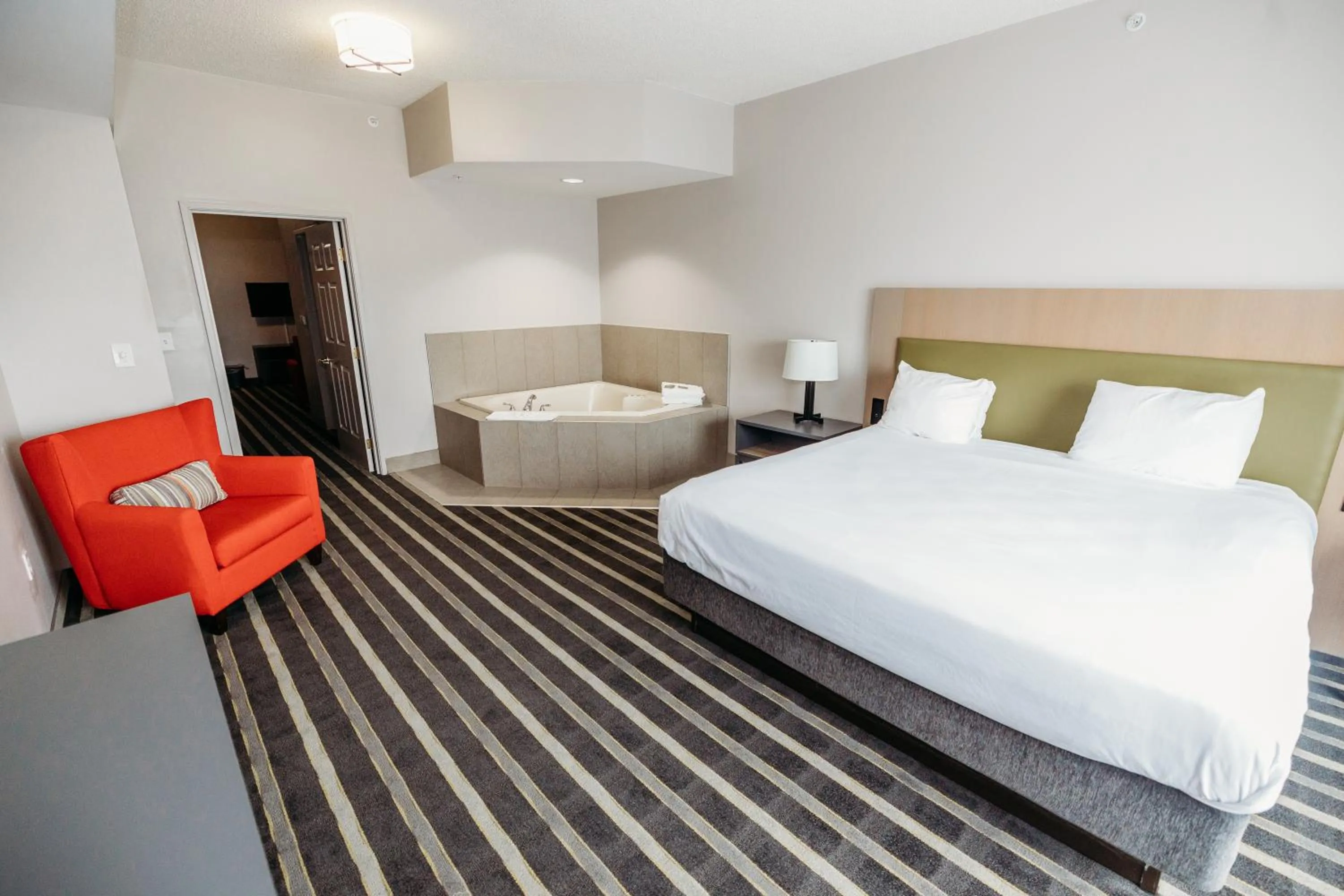 Hot Tub, Bed in Parkview Inn & Suites, Lancaster Amish Country, PA