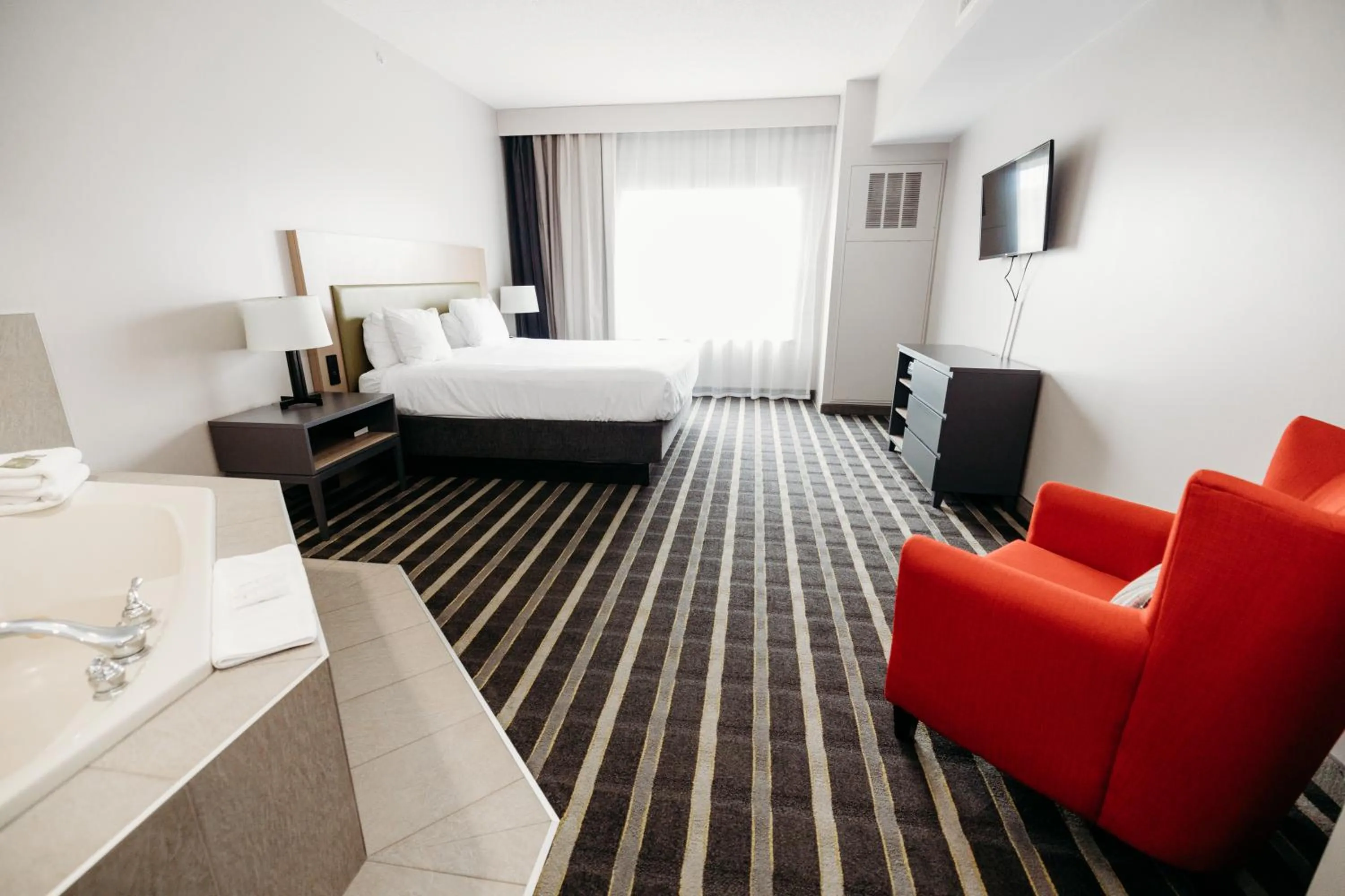 Hot Tub, Bed in Parkview Inn & Suites, Lancaster Amish Country, PA