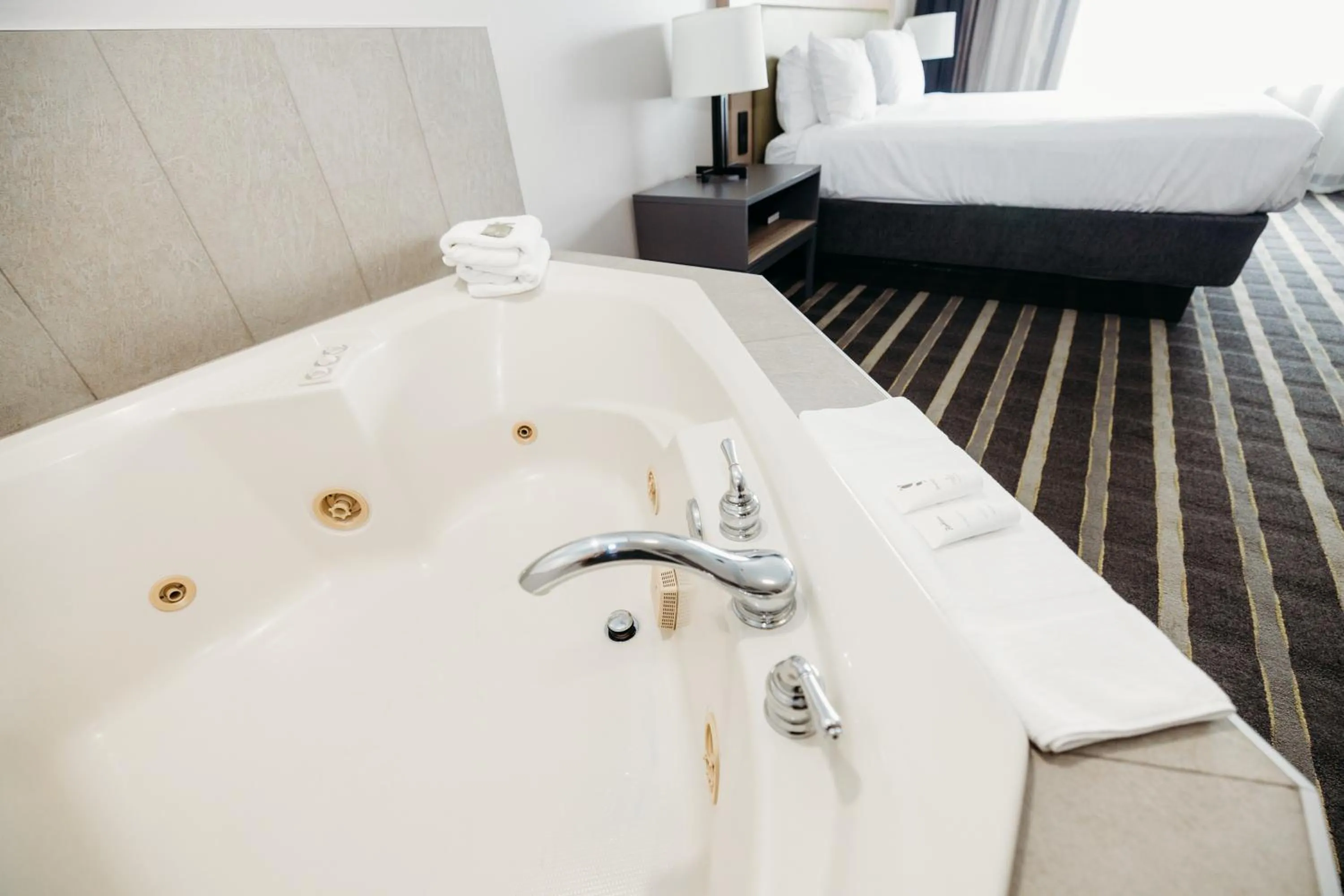 Hot Tub, Bed in Parkview Inn & Suites, Lancaster Amish Country, PA