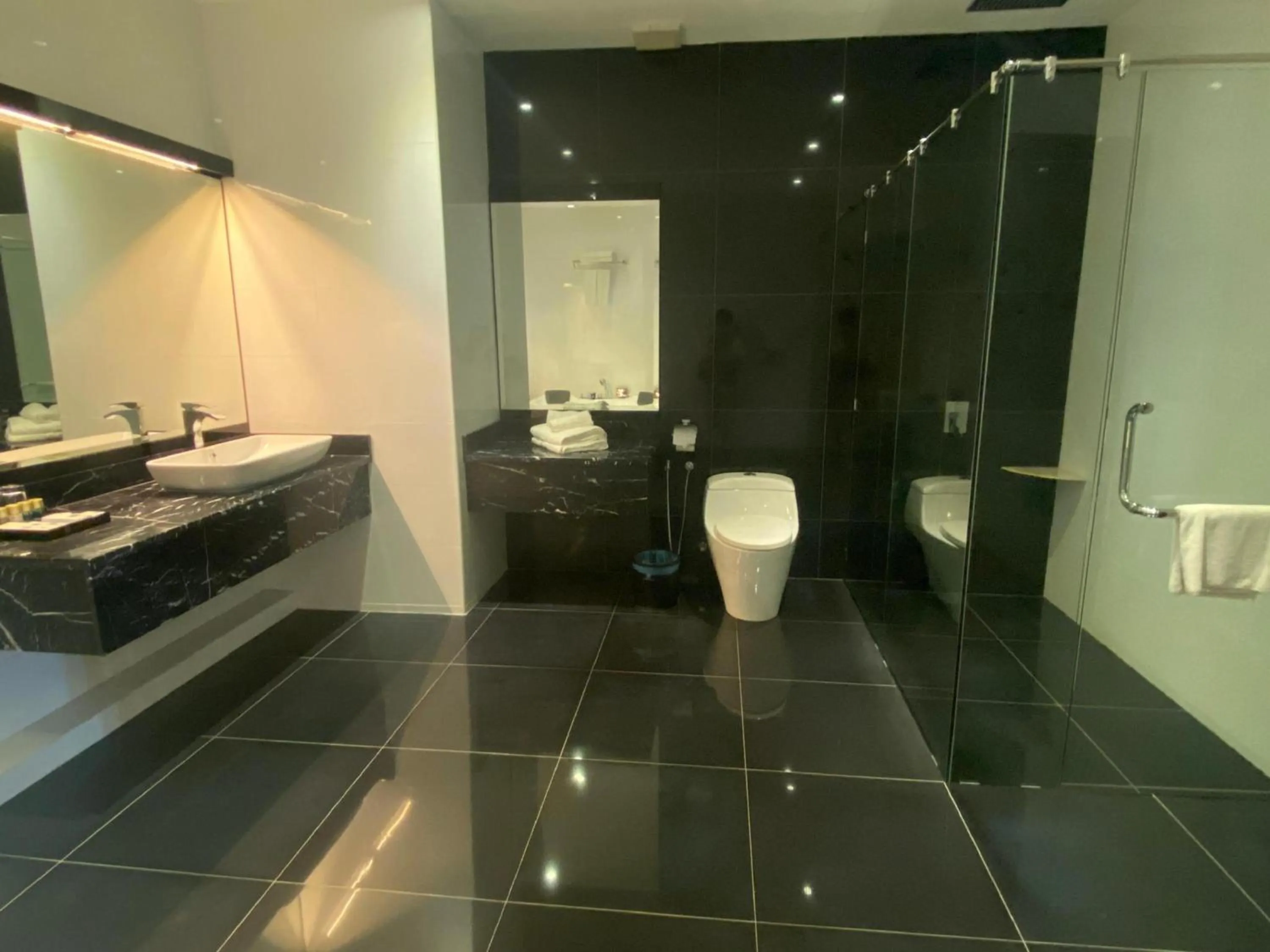 Bathroom in Hotel O Tong Villion Hotel