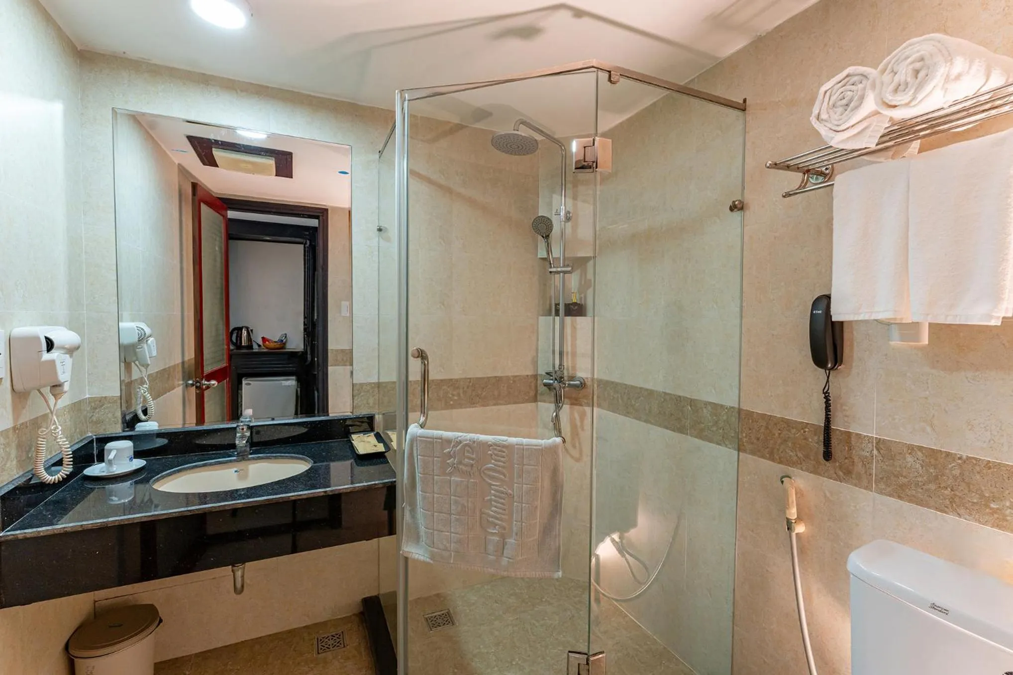 Shower in ANNAM HERITAGE Boutique Hotel & Spa