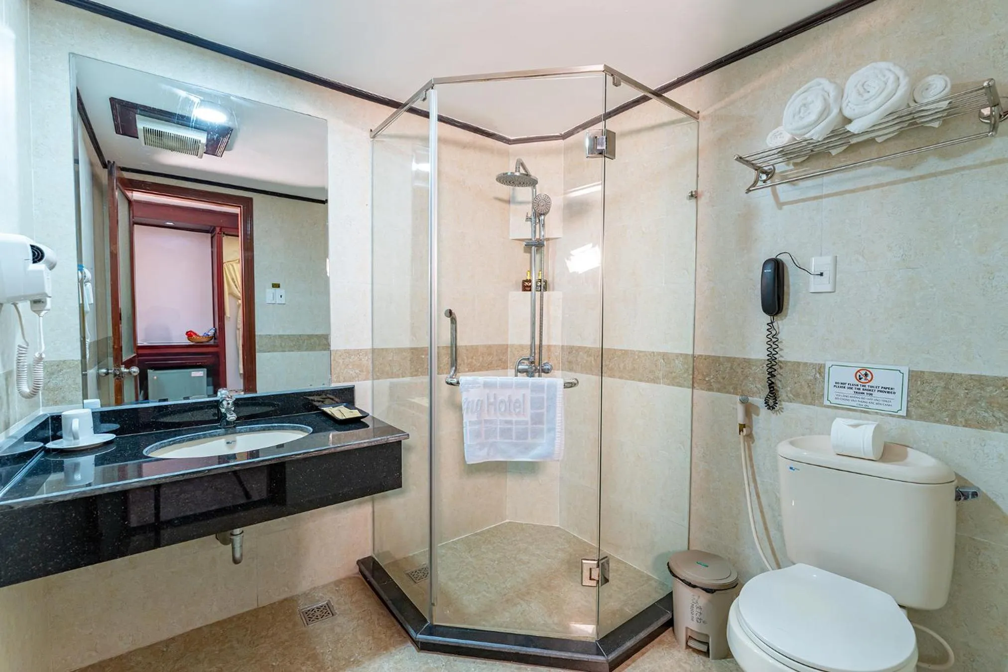 Shower in ANNAM HERITAGE Boutique Hotel & Spa
