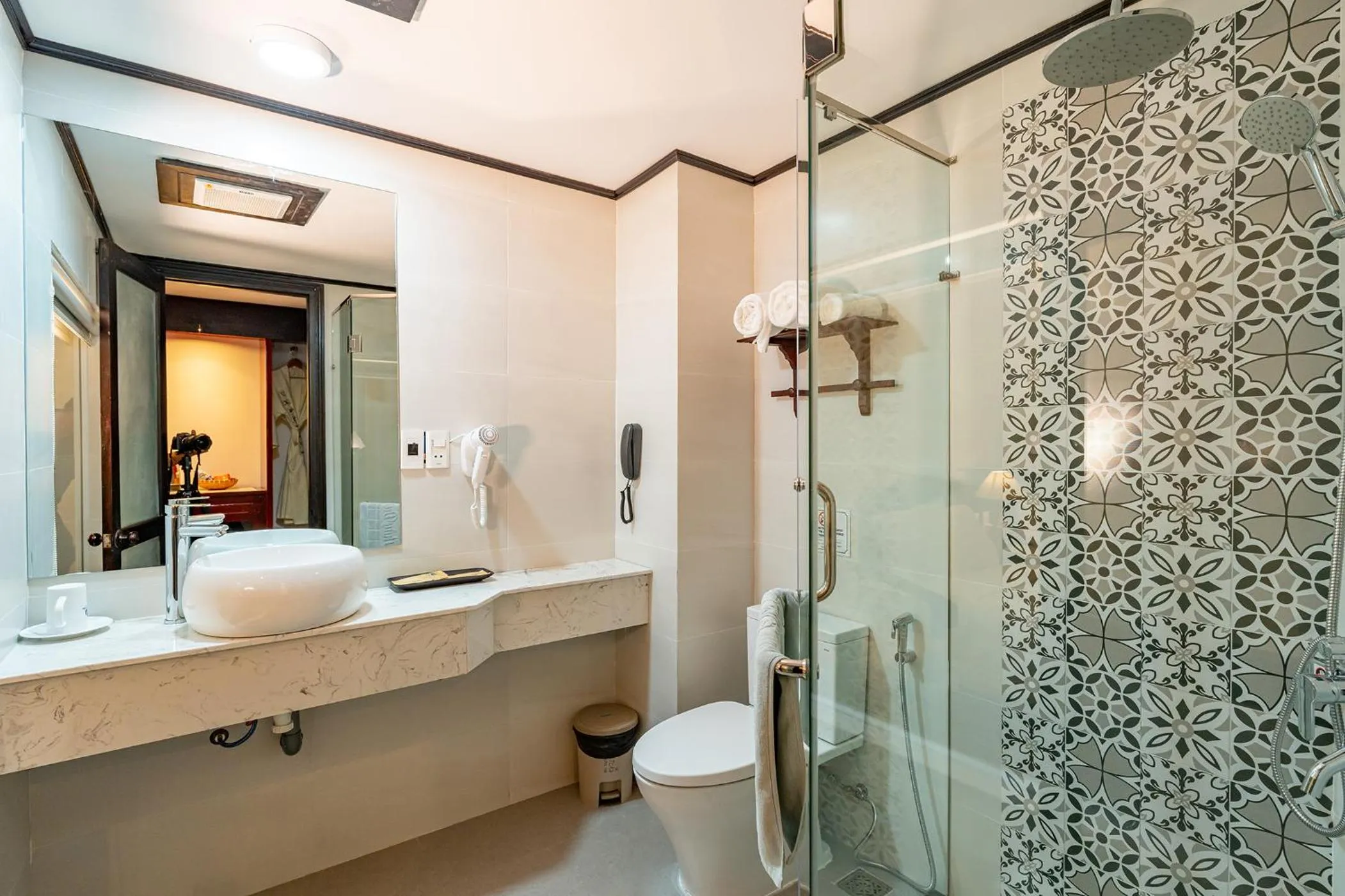 Shower in ANNAM HERITAGE Boutique Hotel & Spa