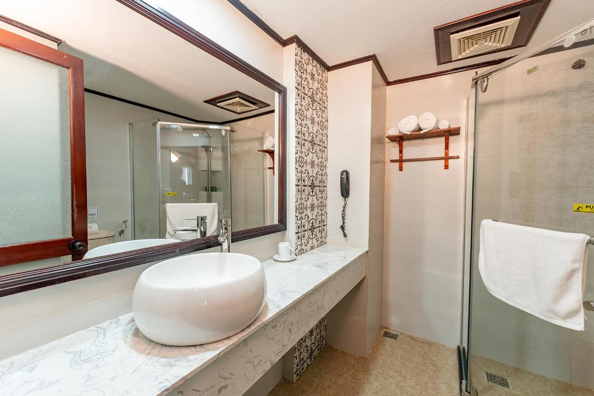 Shower in ANNAM HERITAGE Boutique Hotel & Spa