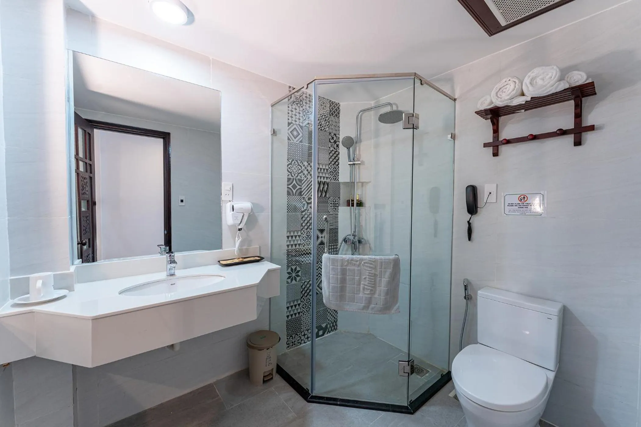 Shower in ANNAM HERITAGE Boutique Hotel & Spa
