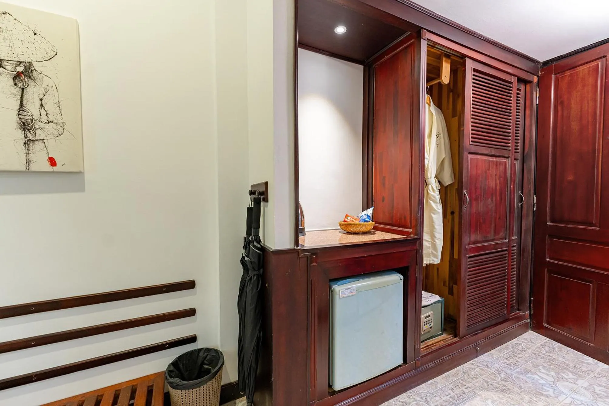 wardrobe in ANNAM HERITAGE Boutique Hotel & Spa