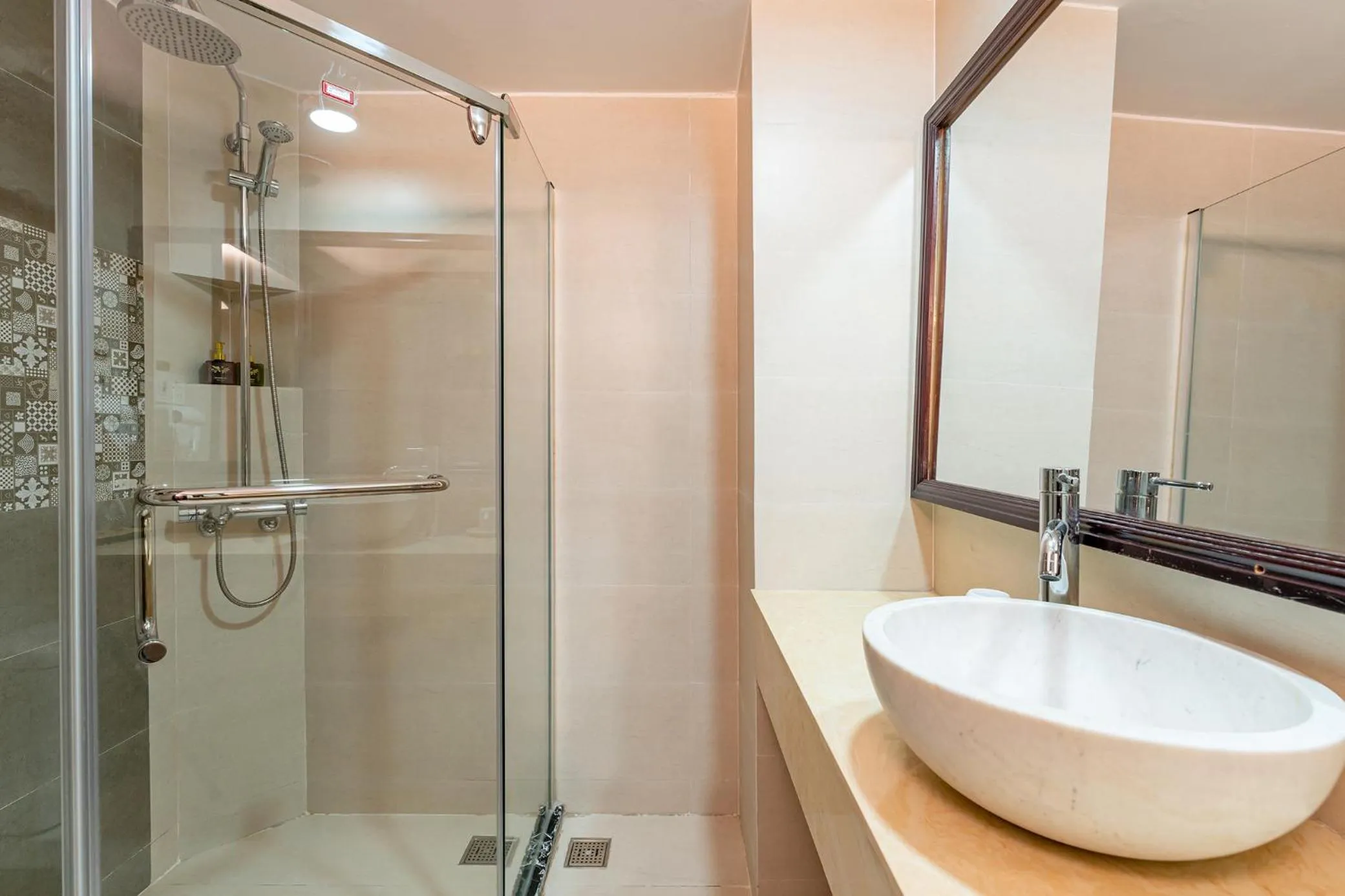 Shower in ANNAM HERITAGE Boutique Hotel & Spa