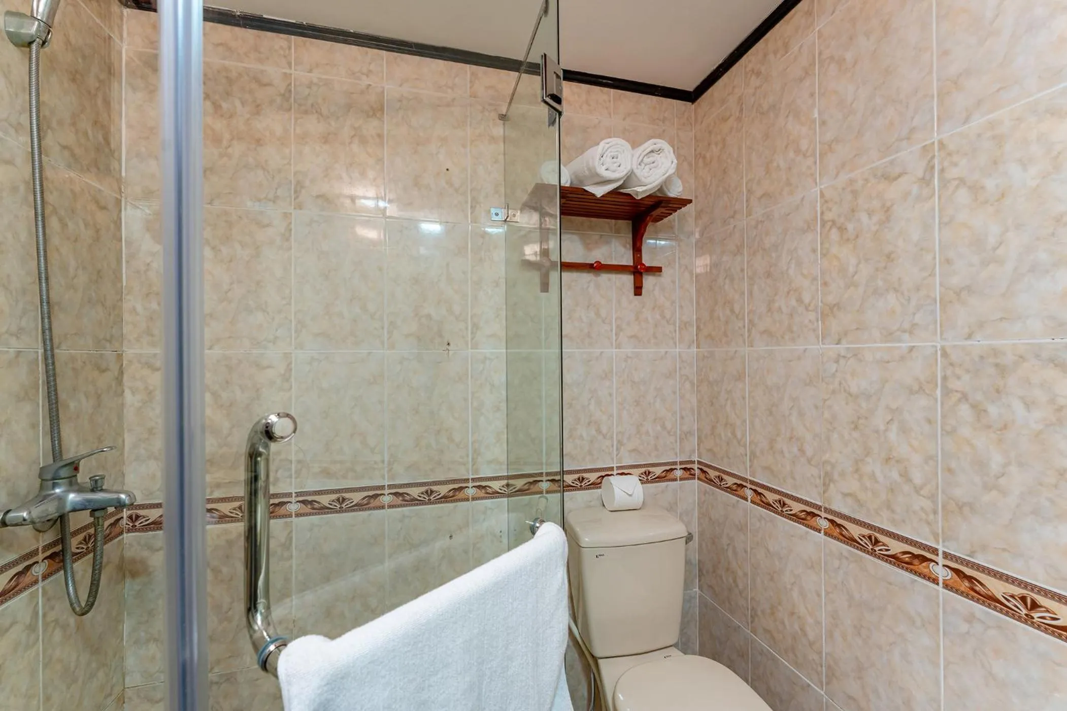 Shower in ANNAM HERITAGE Boutique Hotel & Spa