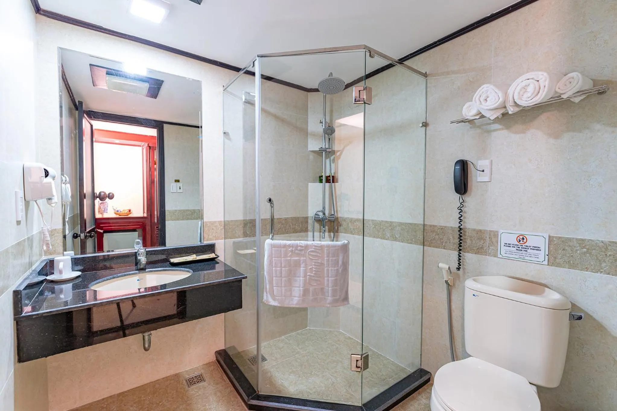 Shower in ANNAM HERITAGE Boutique Hotel & Spa