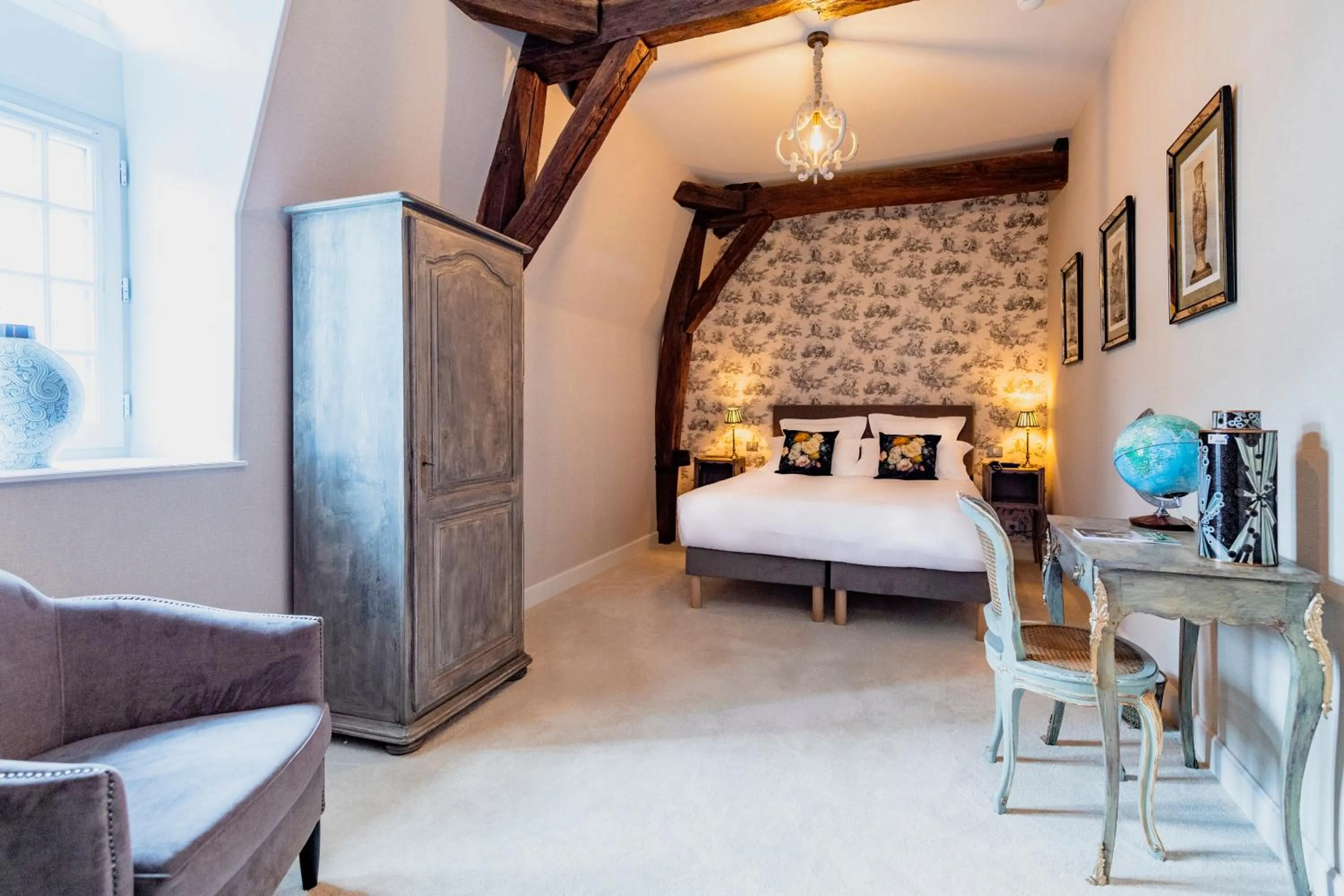 Photo of the whole room, Bed in Hôtel de la Poste à Avallon, Bourgogne