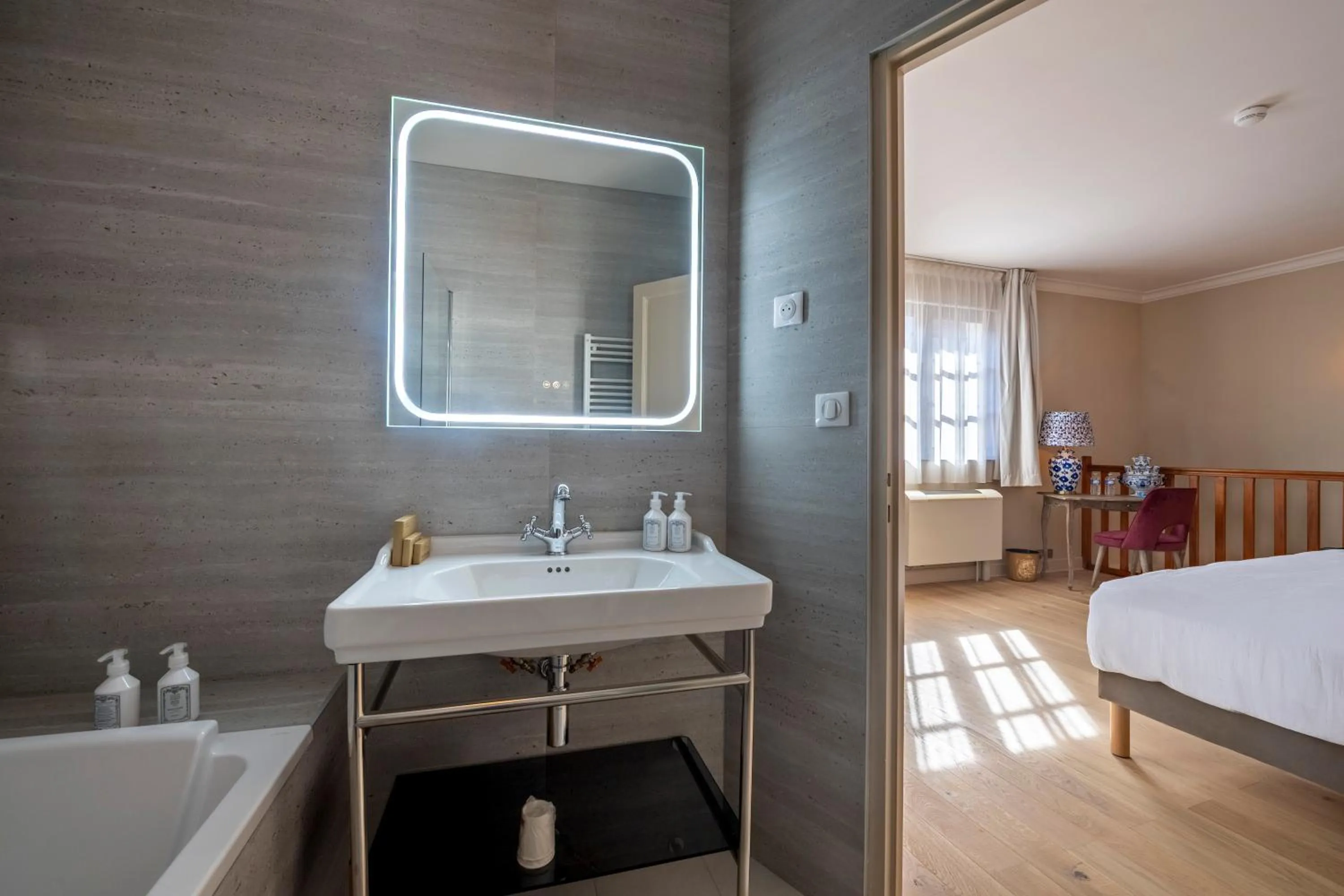 Bathroom, Bed in Hôtel de la Poste à Avallon, Bourgogne