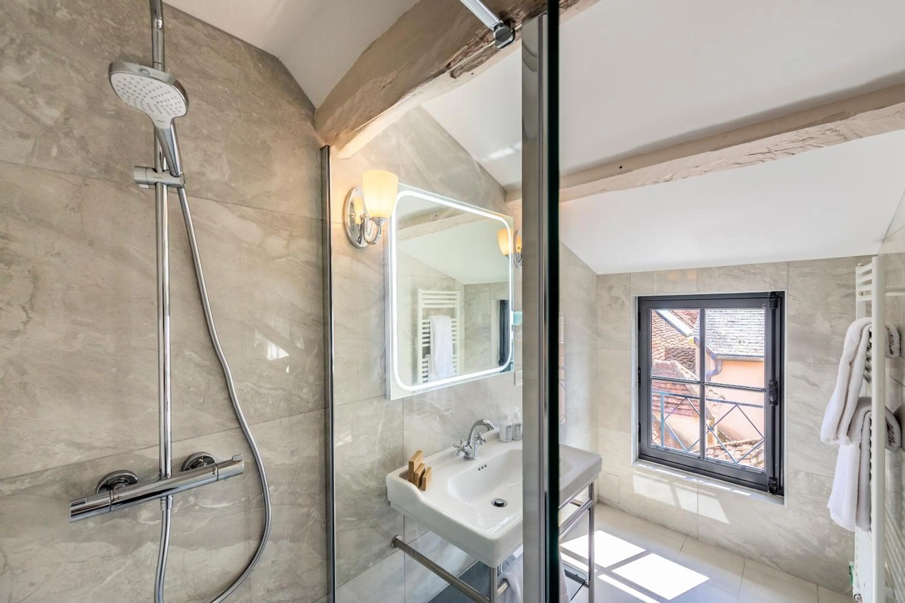 Bathroom in Hôtel de la Poste à Avallon, Bourgogne