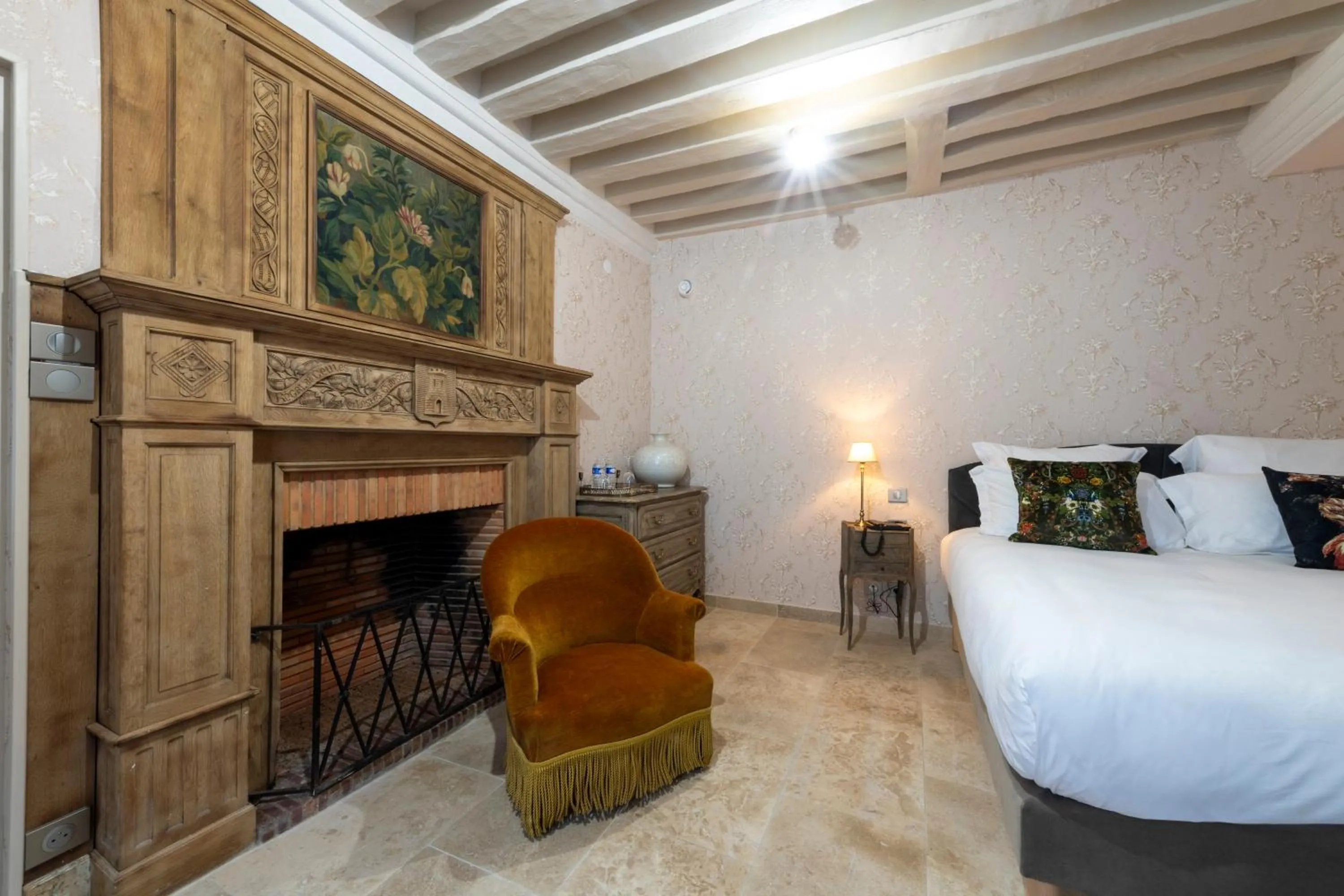 Bed in Hôtel de la Poste à Avallon, Bourgogne