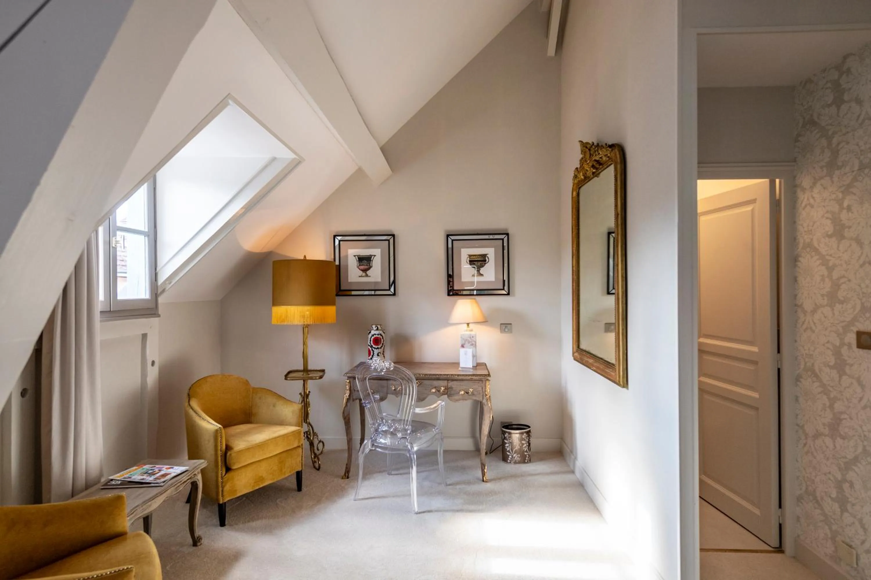 Seating area in Hôtel de la Poste à Avallon, Bourgogne